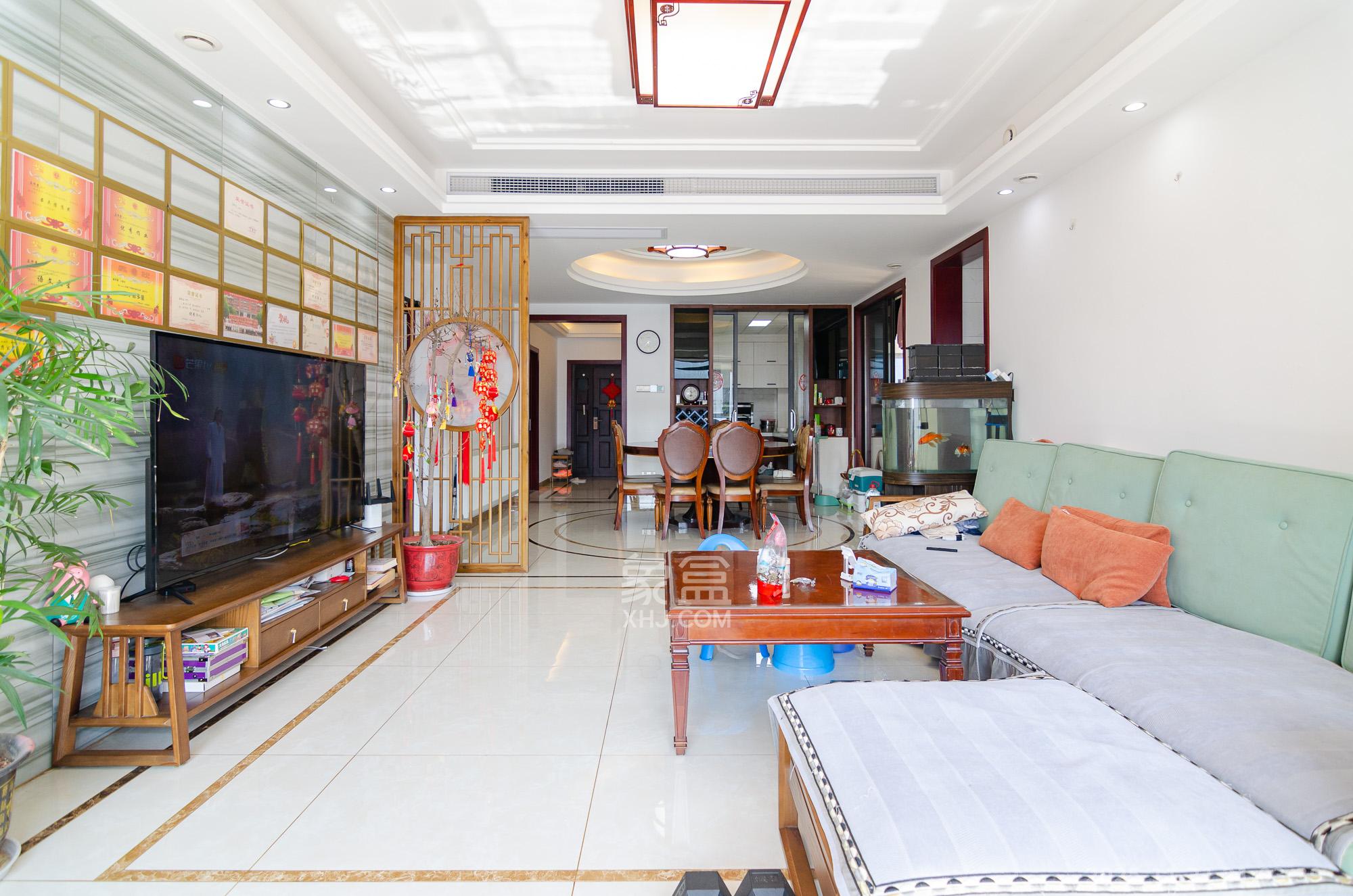 三润城(三润星城) 5室2厅2卫 153.8万 三润城(三润星城) 5室2厅2卫 153.8万客厅