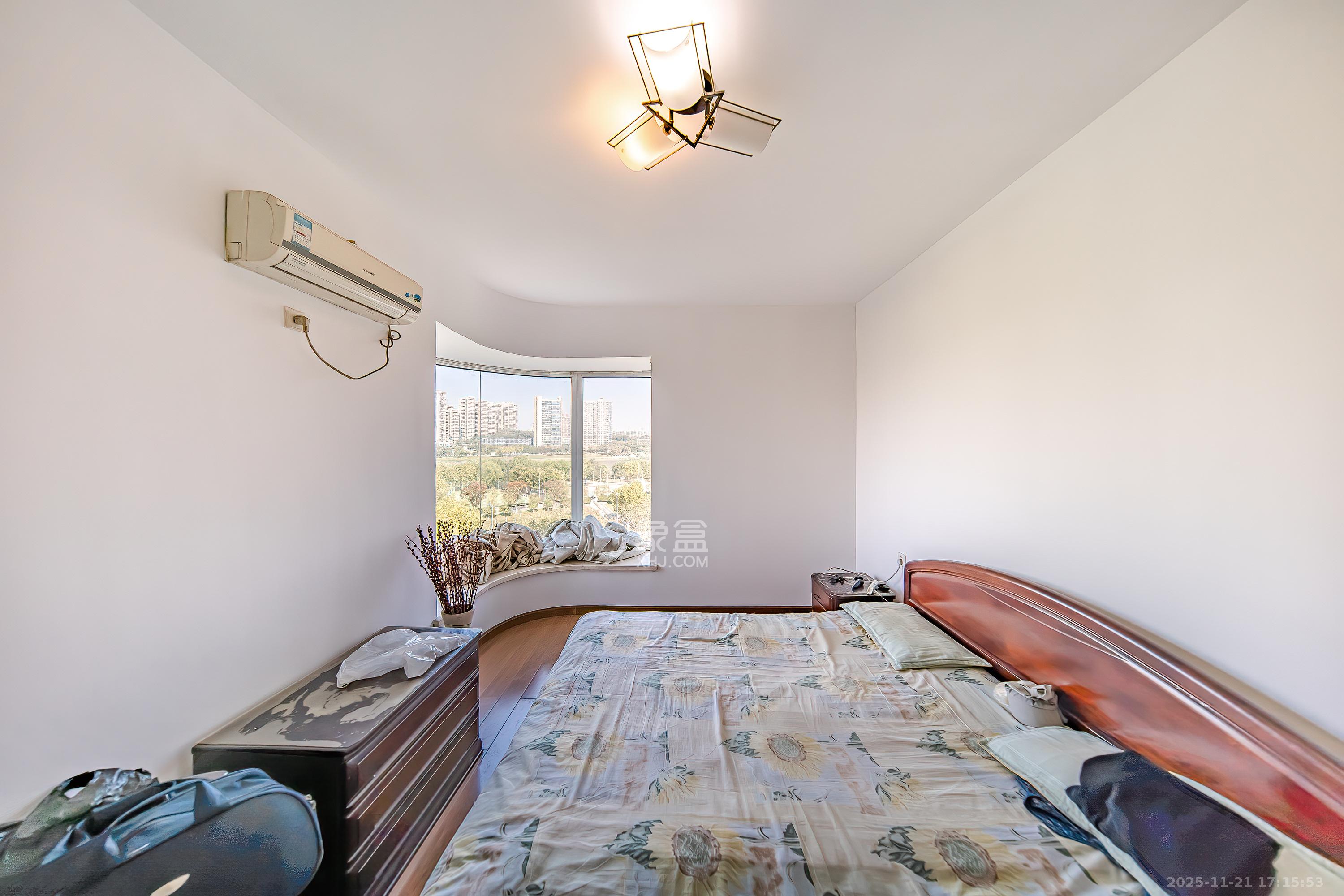 左岸春天  3室2厅2卫    98.0万卧室