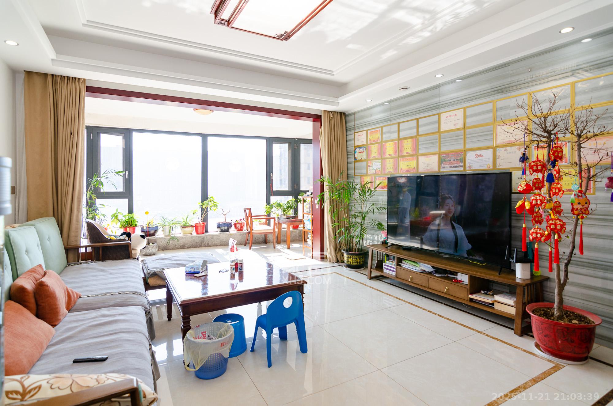 三润城(三润星城) 5室2厅2卫 153.8万 三润城(三润星城) 5室2厅2卫 153.8万客厅