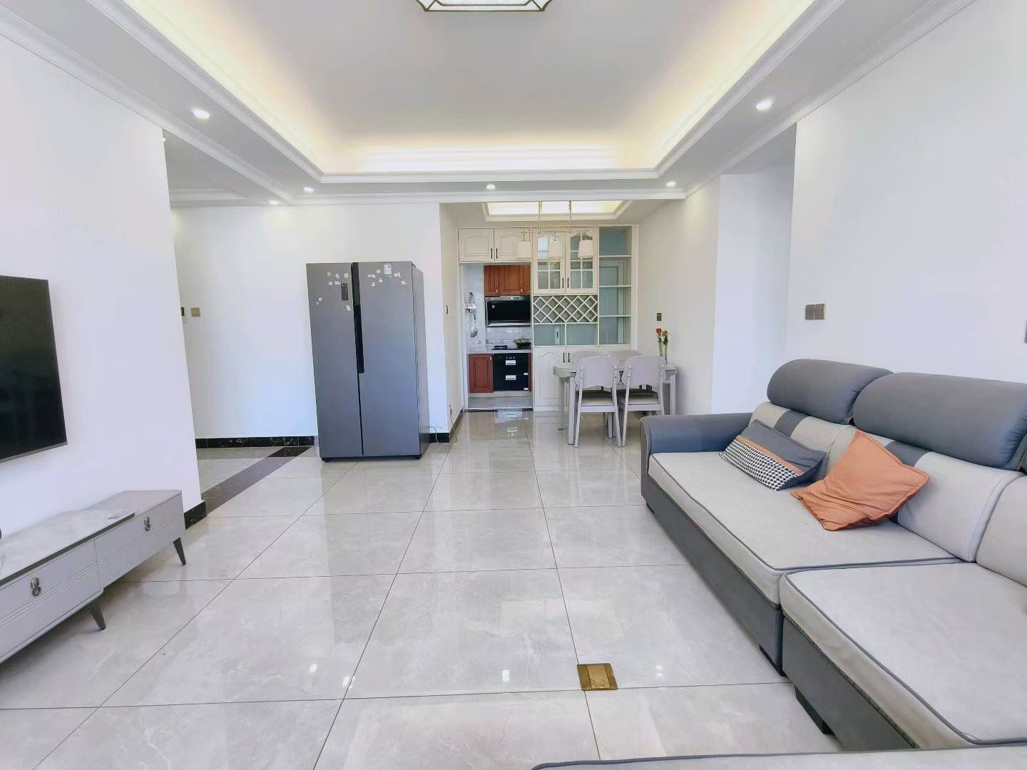 泊富广场 3室2厅1卫 68.0万 泊富广场 3室2厅1卫 68.0万客厅