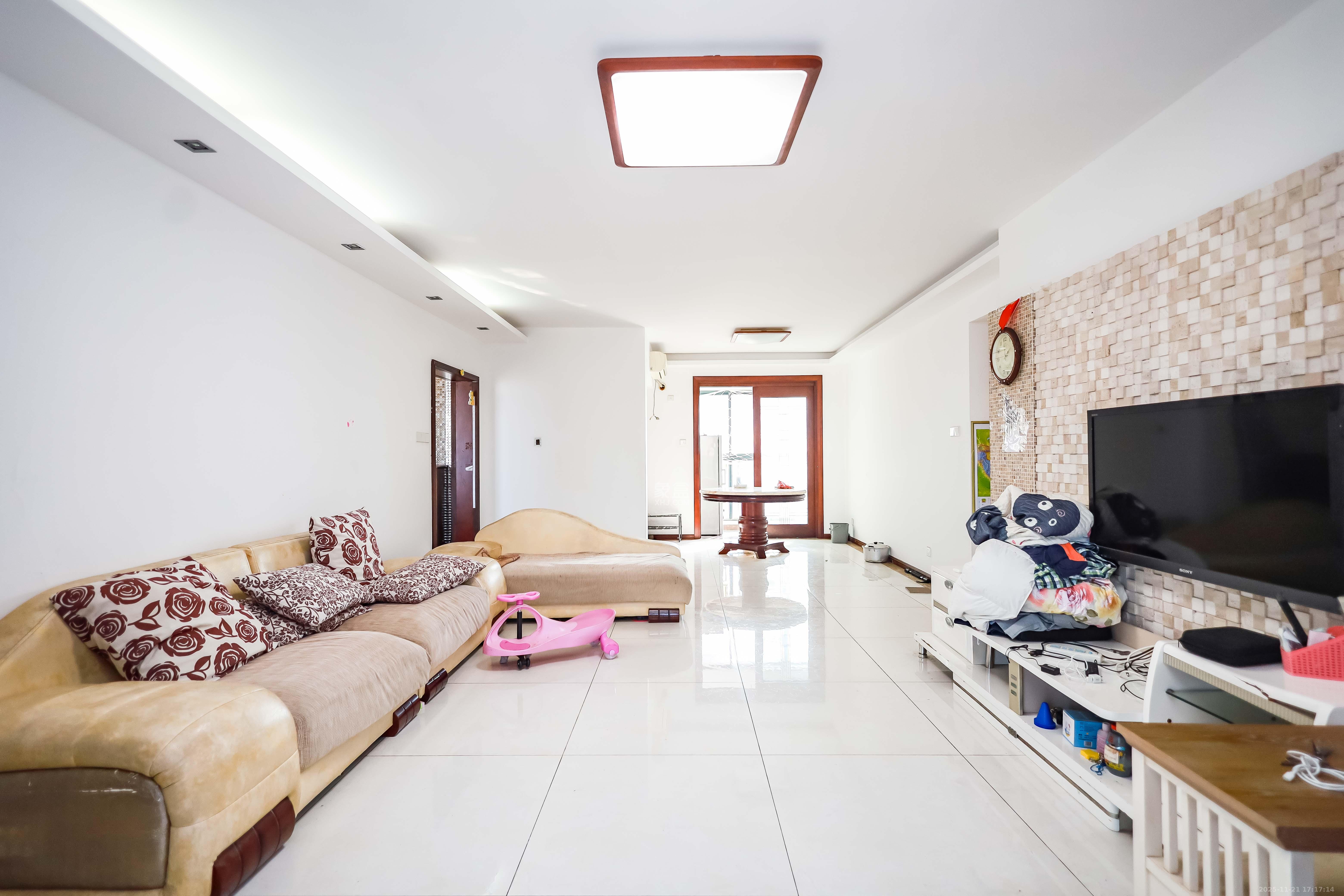 永祺西京  4室2厅2卫    180.0万客厅