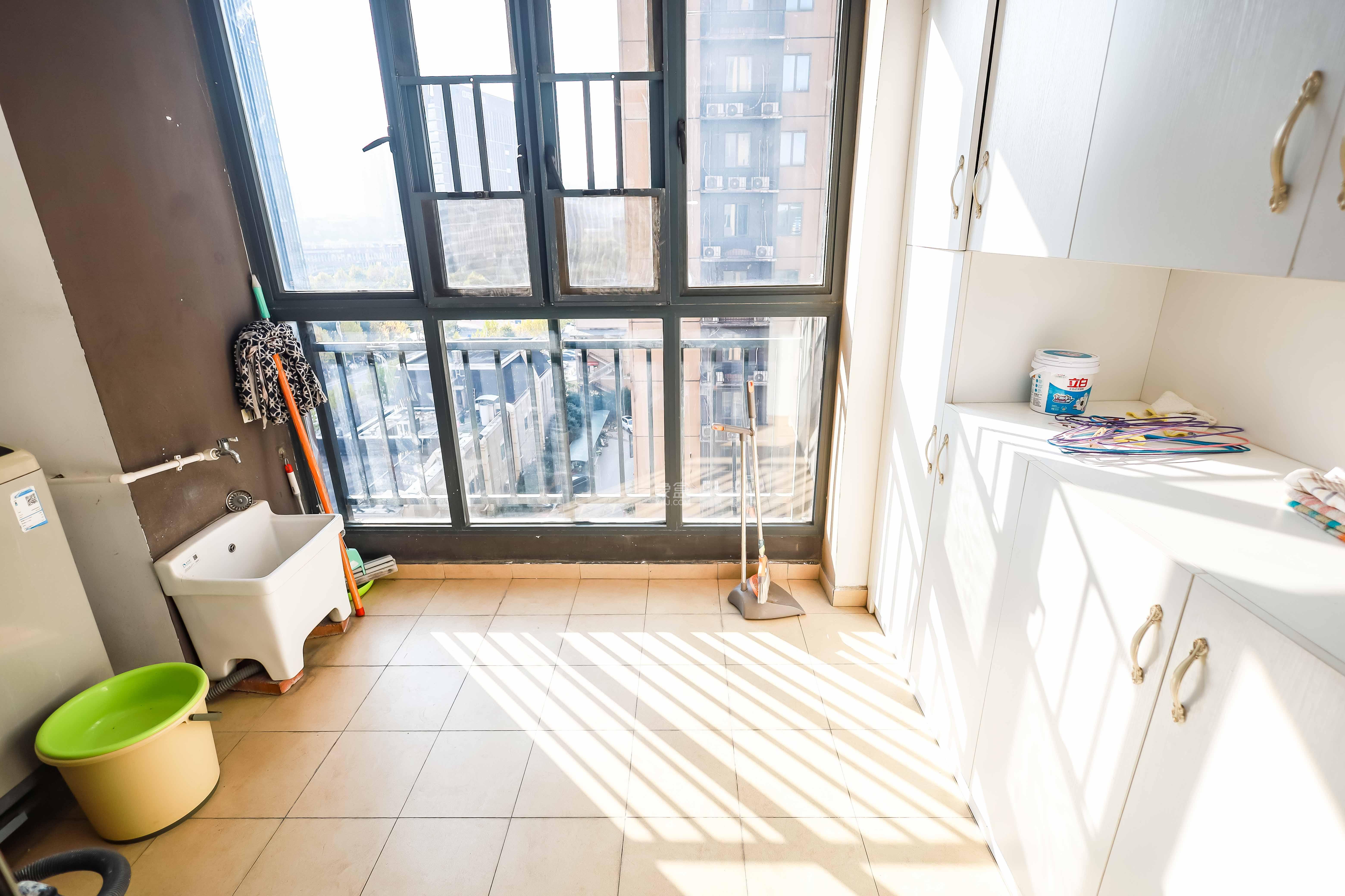 麓谷小镇  3室2厅1卫    52.0万阳台