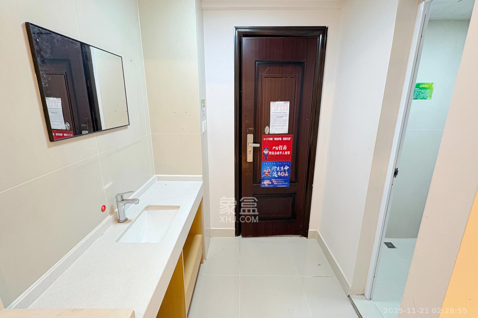 七彩丽都  1室1厅1卫    55.0万卫生间