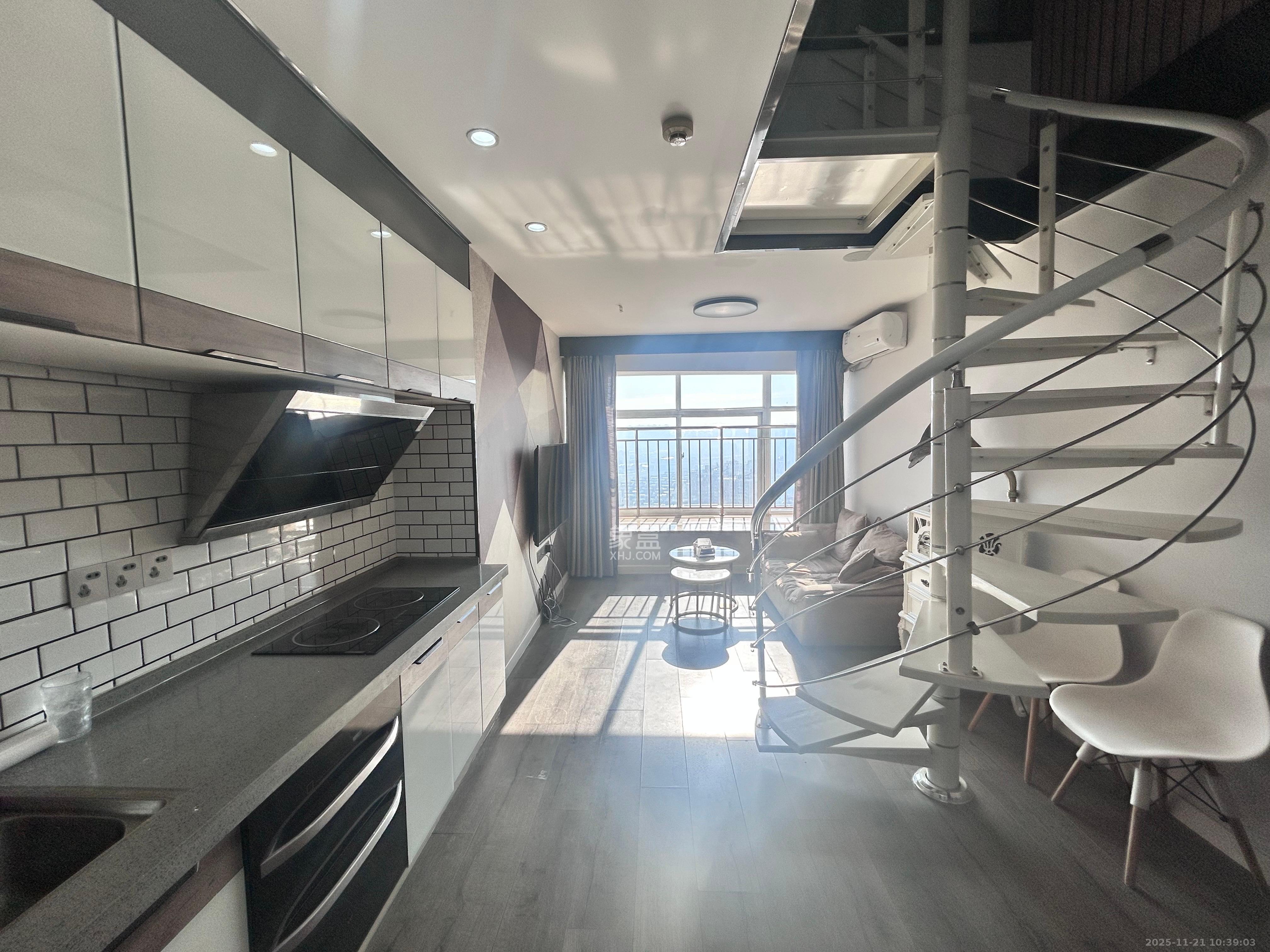 金色loft（鑫秋大厦）  1室1厅1卫    2200.0元/月