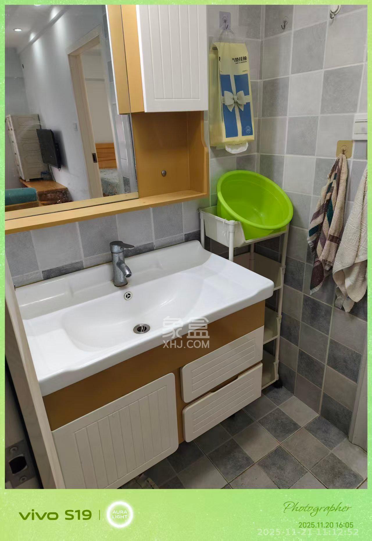 中交里城  1室1厅1卫    1800.0元/月室内图