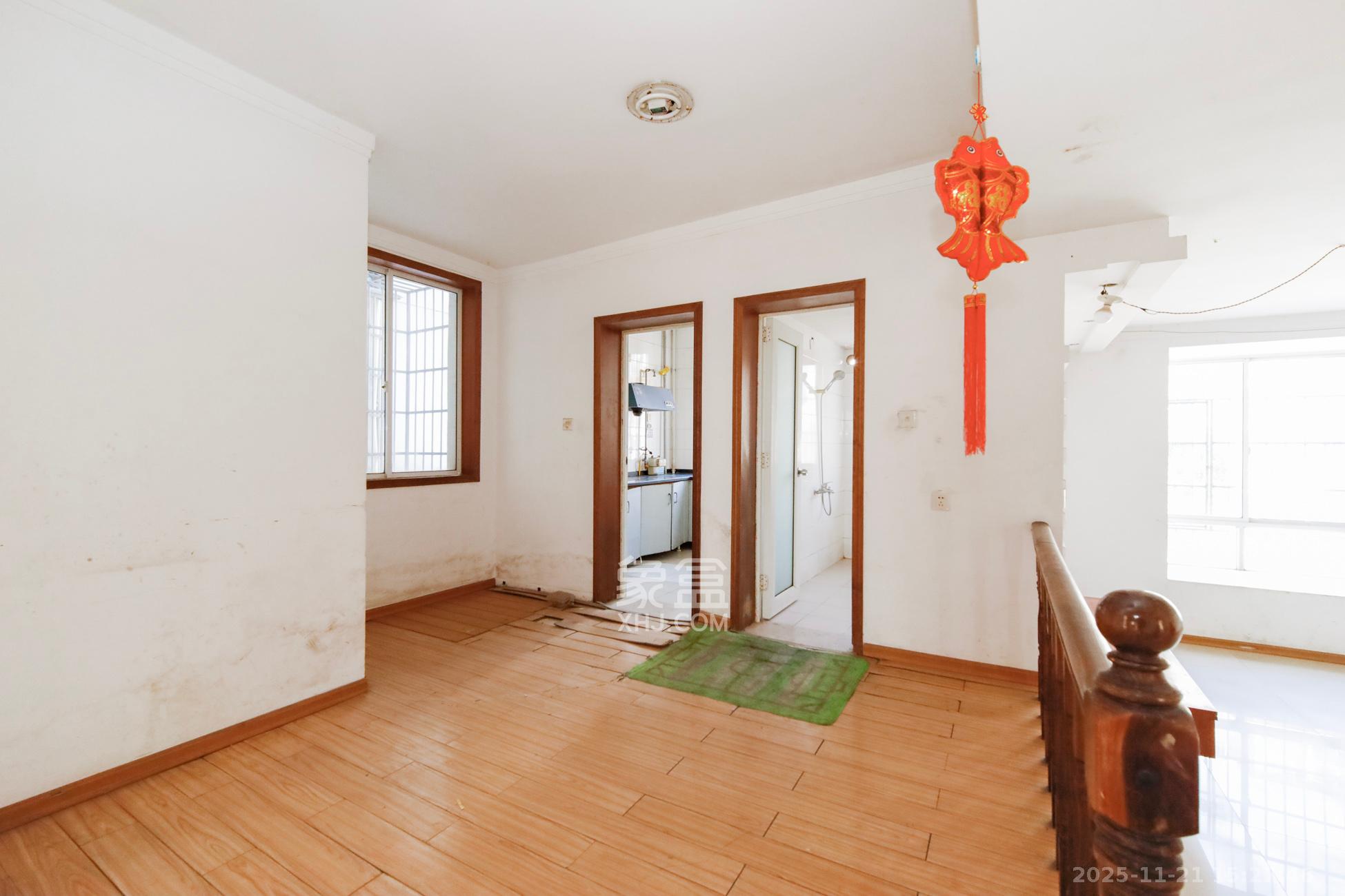 景湾小区（井湾小区）  3室2厅2卫    72.0万客厅