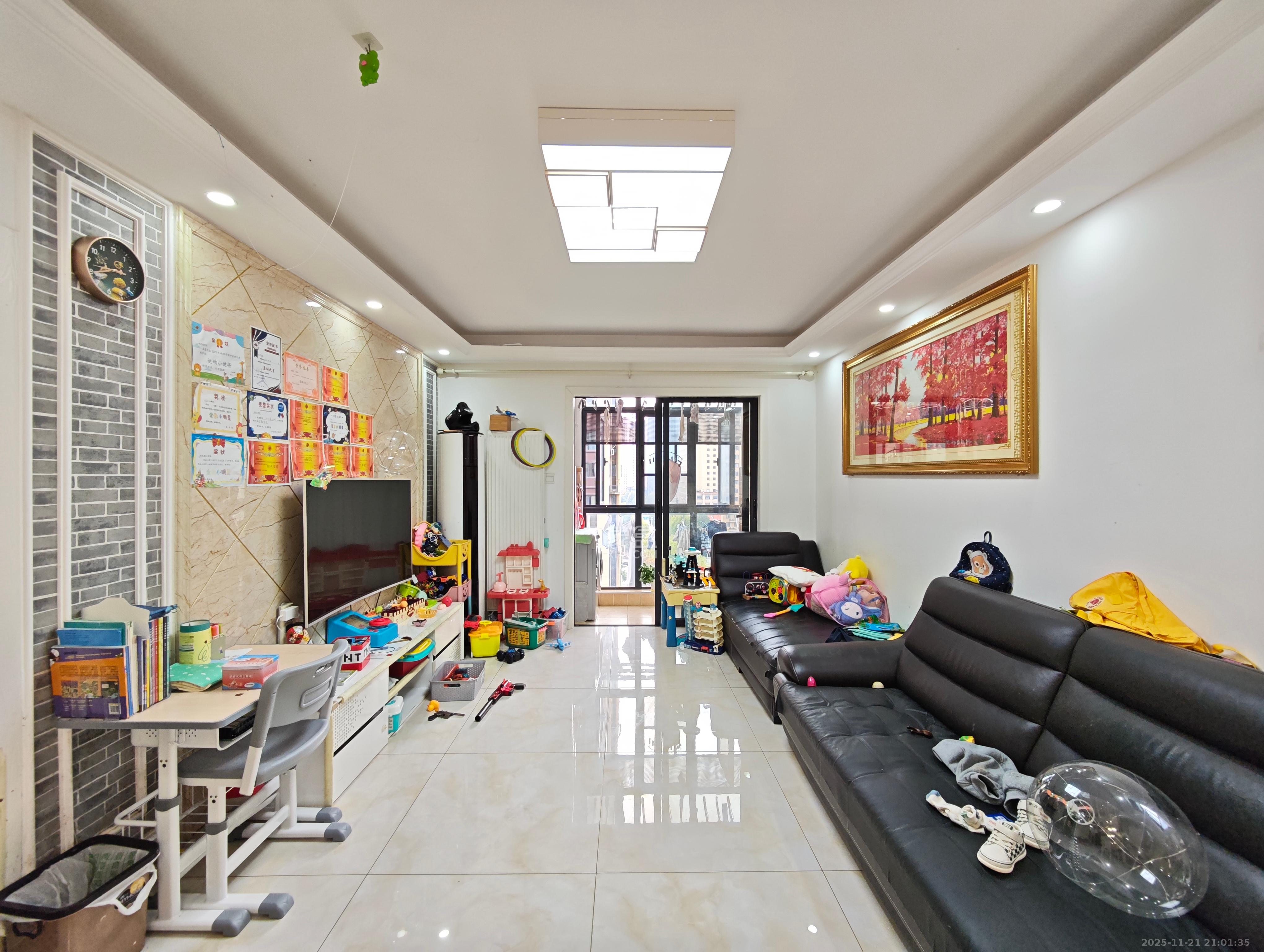 保利城（中航城国际社区、郡原美村）  4室2厅2卫    88.0万客厅