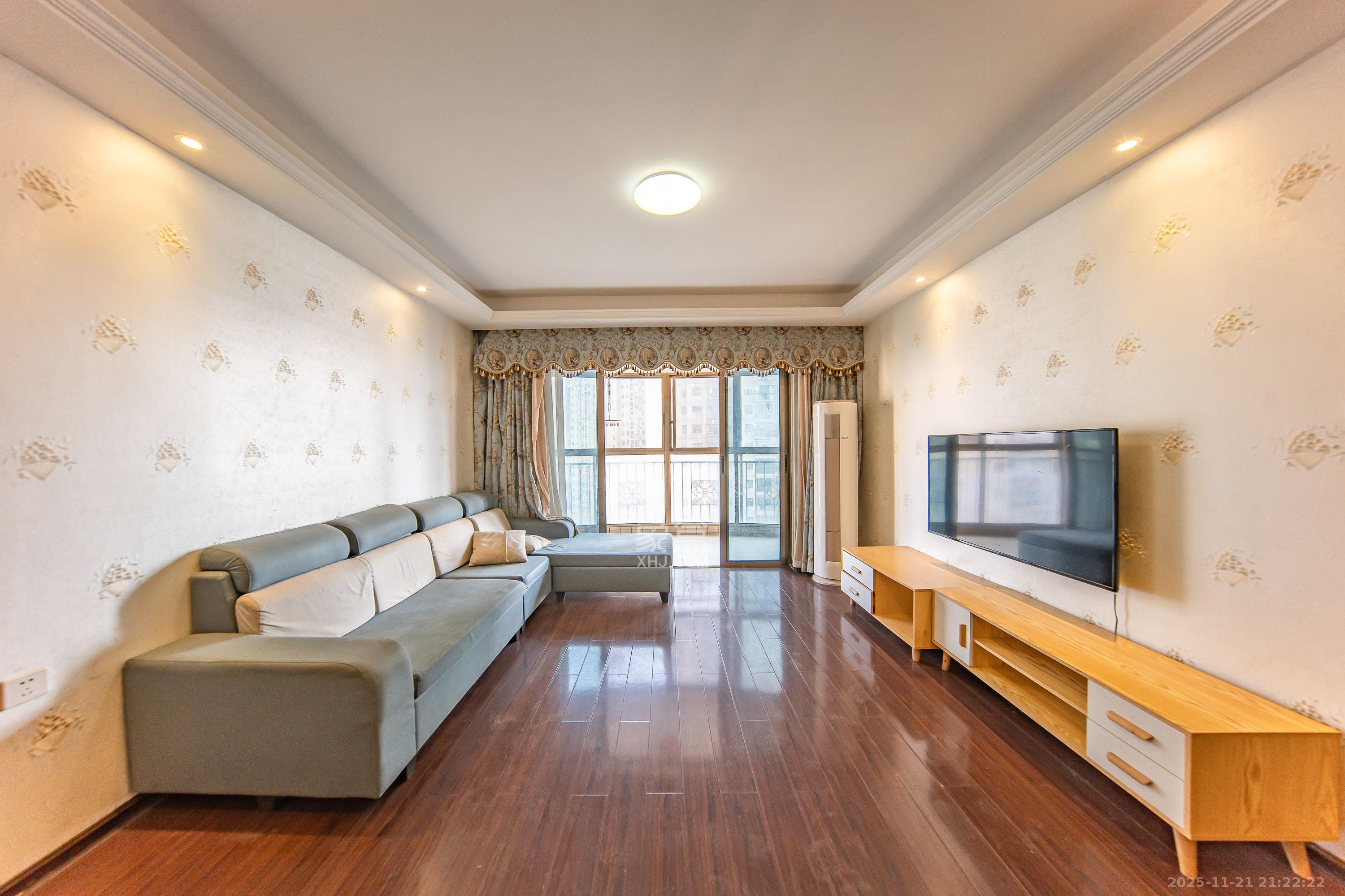 江山帝景哈佛  3室2厅2卫    85.0万客厅