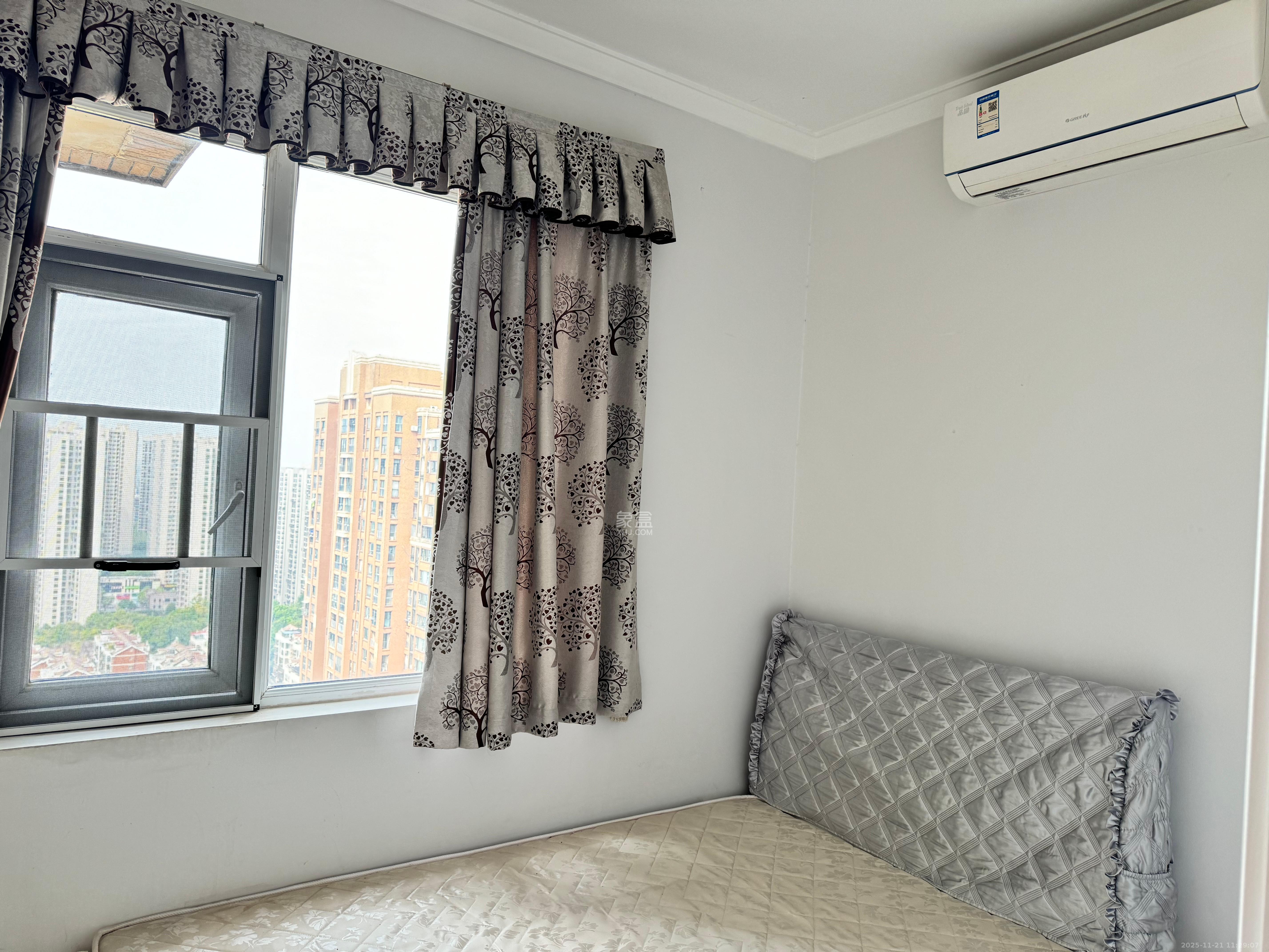 三一街区  3室2厅2卫    2000.0元/月室内图