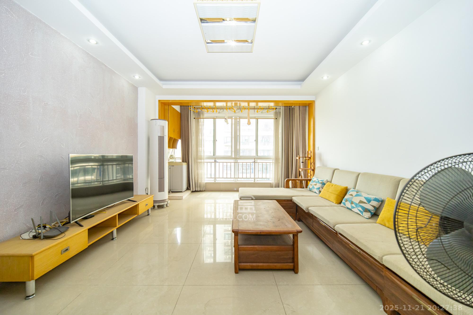 时代星城 3室2厅2卫 61.0万 时代星城 3室2厅2卫 61.0万客厅