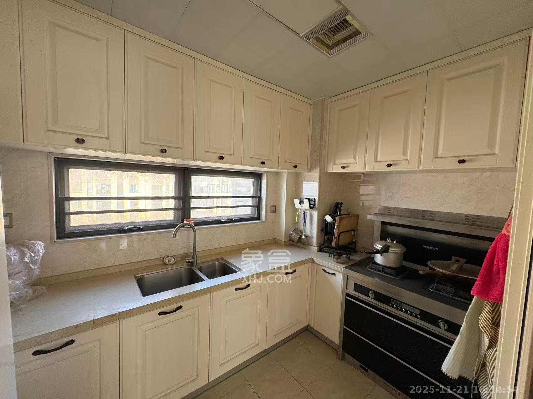 保利城(中航城国际社区、郡原美村) 3室2厅2卫 2500.0元/月 保利城(中航城国际社区、郡原美村) 3室2厅2卫 2500.0元/月室内图