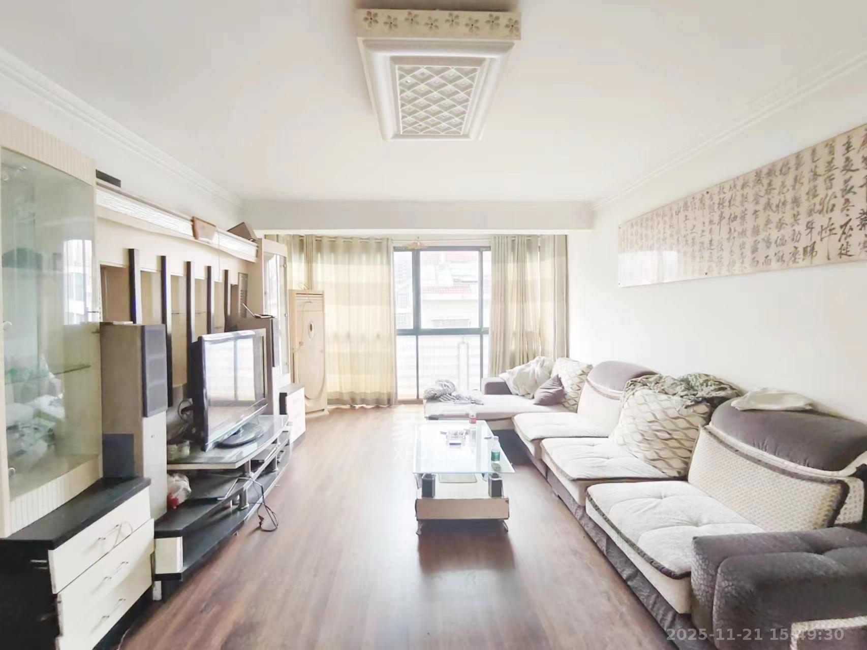 东方新城  5室2厅2卫    3500.0元/月