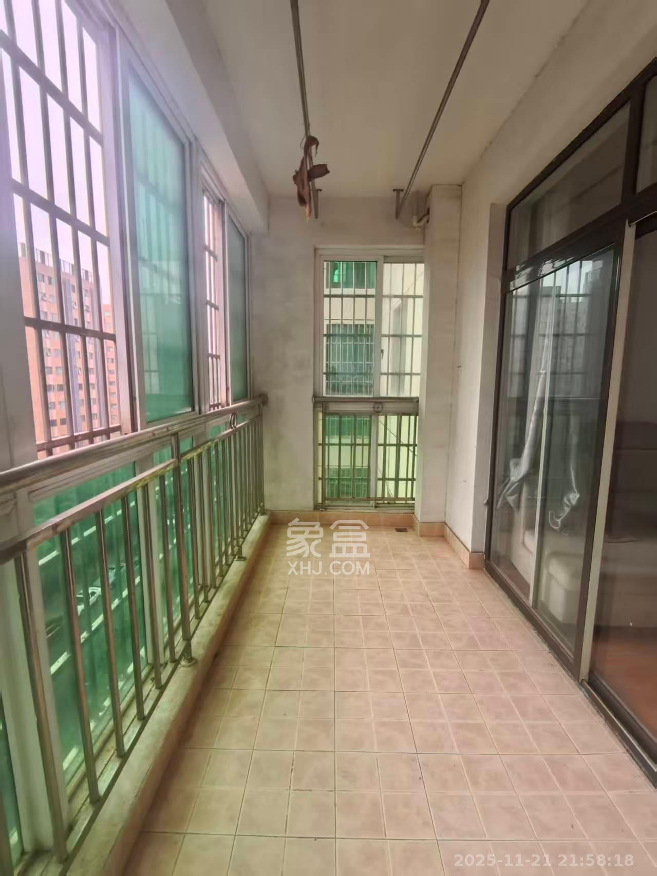 麓谷加州阳光  3室2厅2卫    2000.0元/月室内图