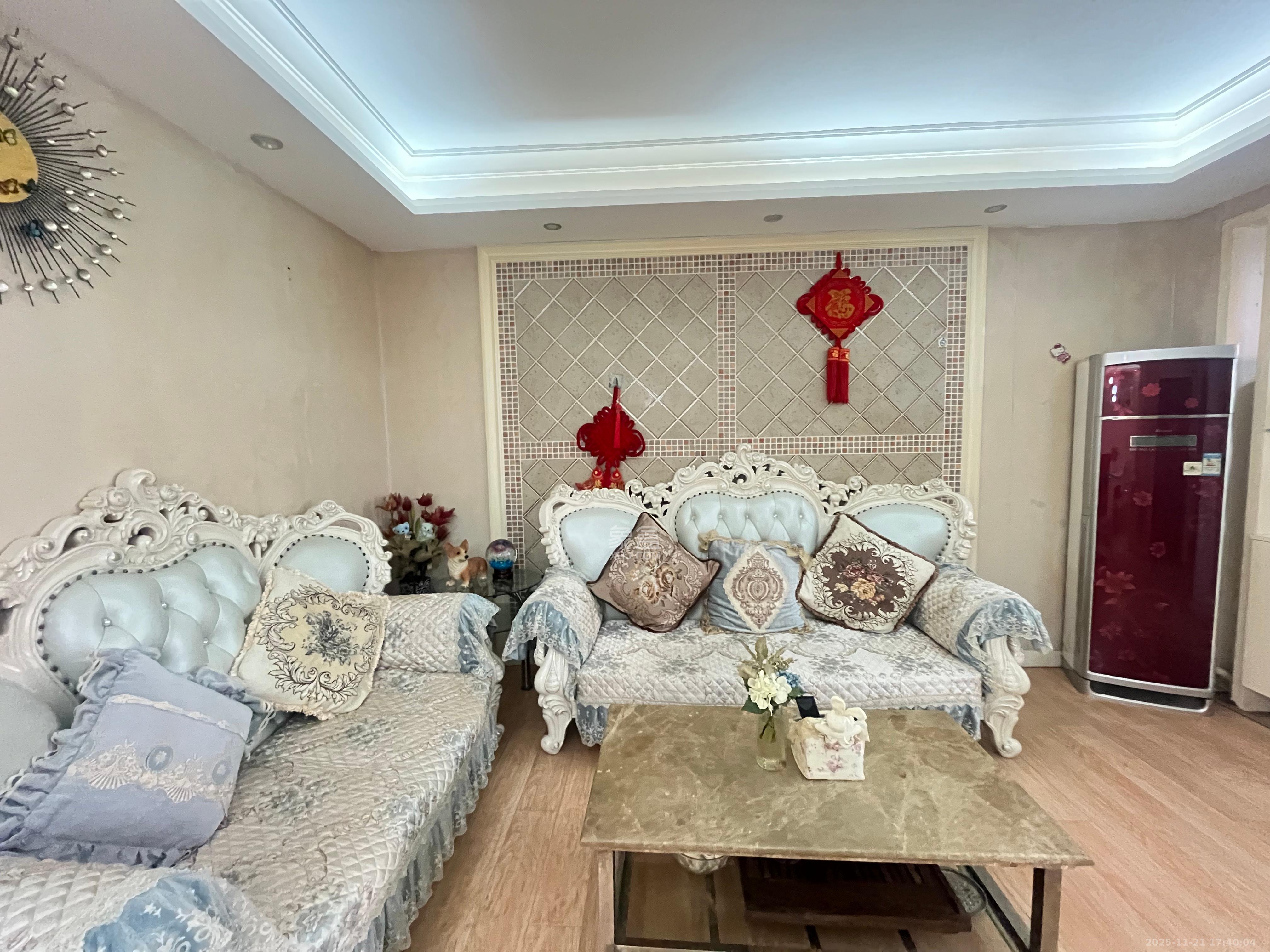 红商建材市场  2室2厅1卫    1800.0元/月