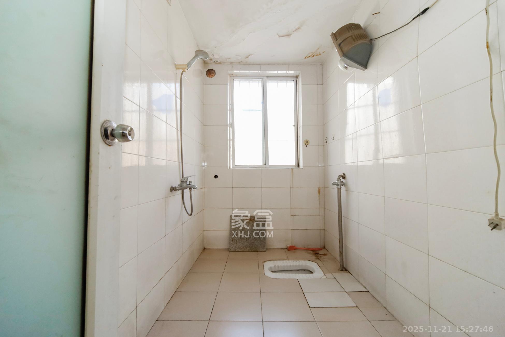 景湾小区（井湾小区）  3室2厅2卫    72.0万卫生间