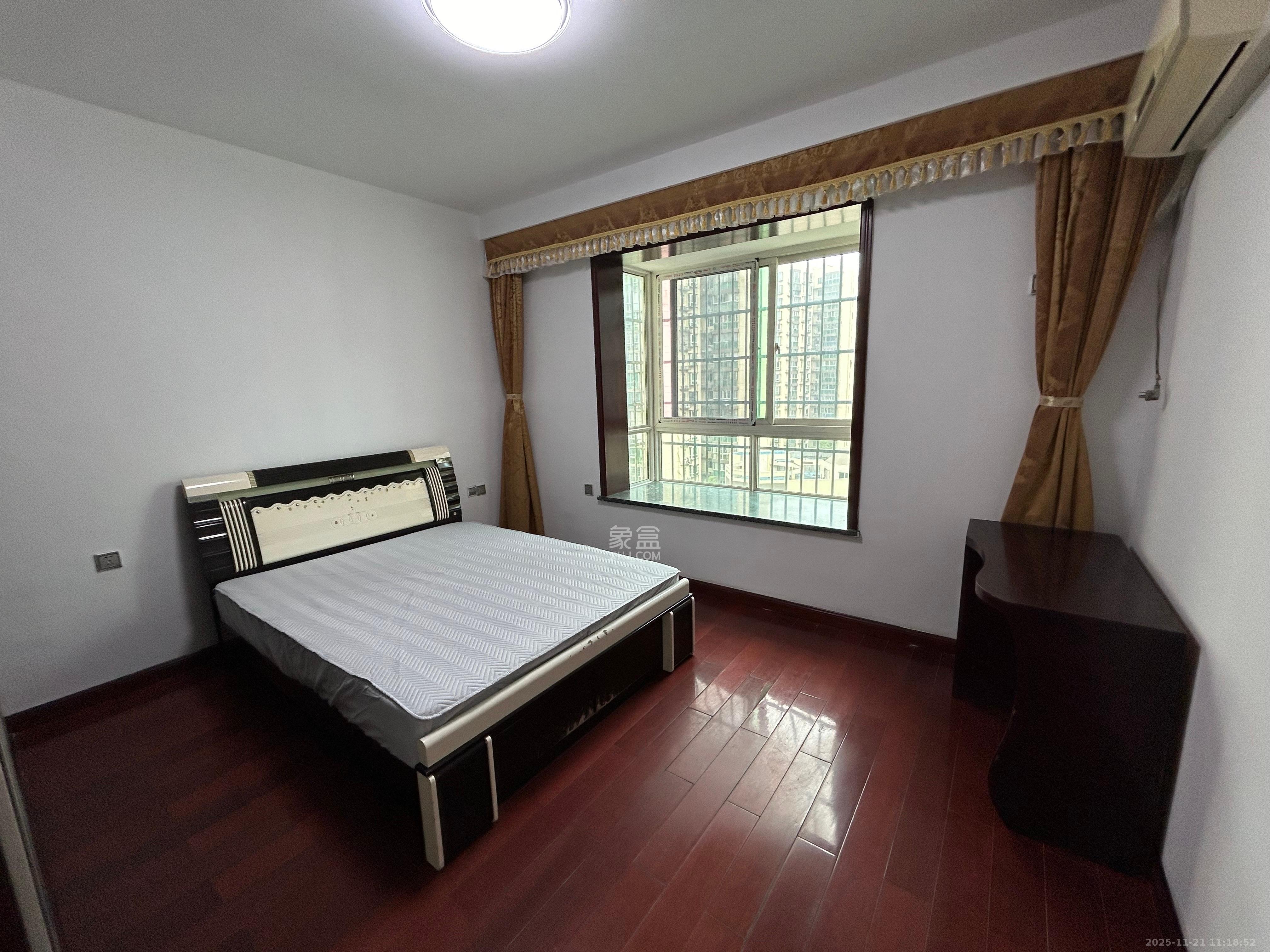 麓谷加州阳光  3室2厅2卫    2500.0元/月室内图