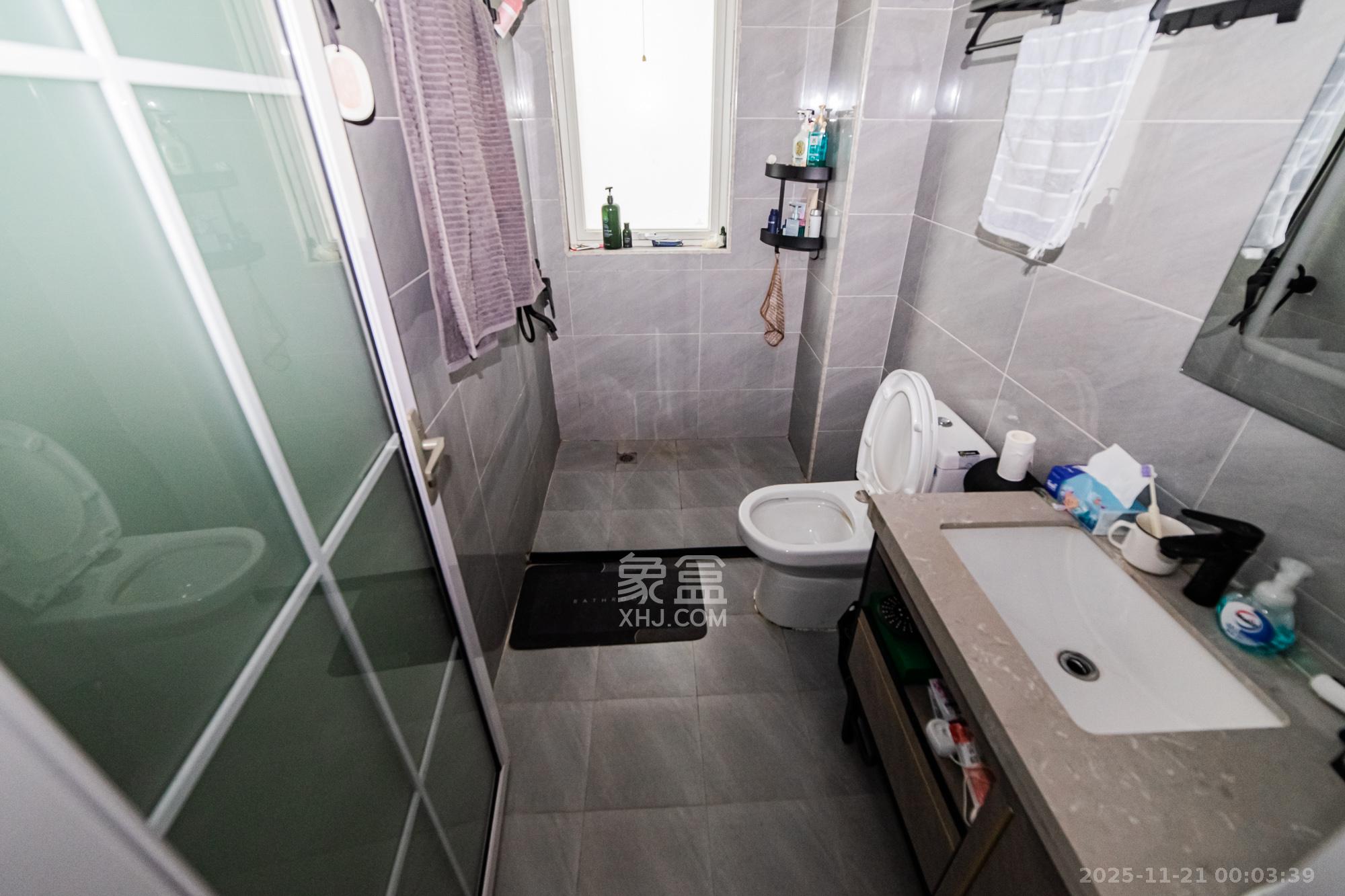 北辰三角洲E7区  3室2厅2卫    165.0万卫生间