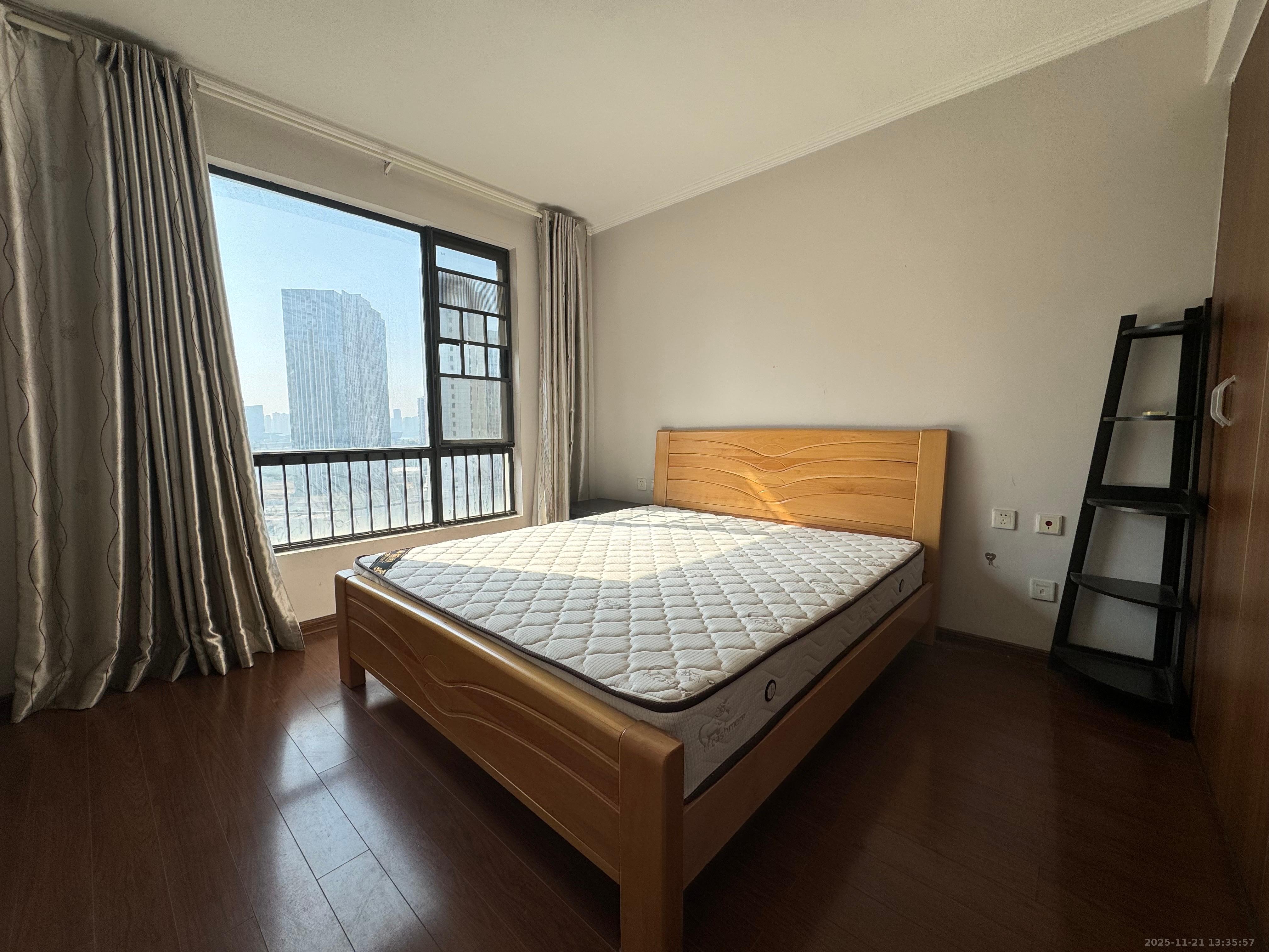 万科城 3室2厅1卫 2500.0元/月 万科城 3室2厅1卫 2500.0元/月室内图