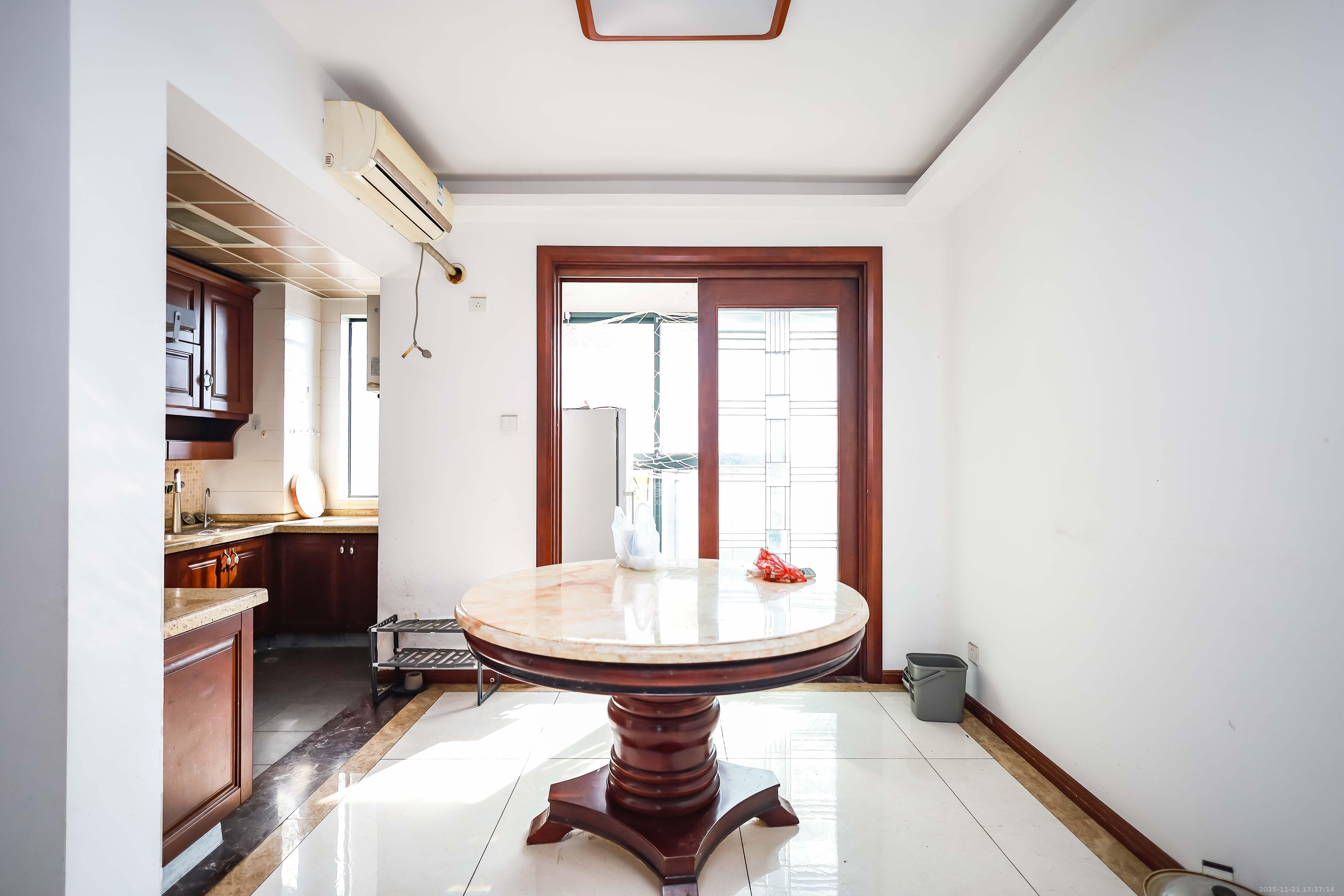 永祺西京  4室2厅2卫    180.0万客厅