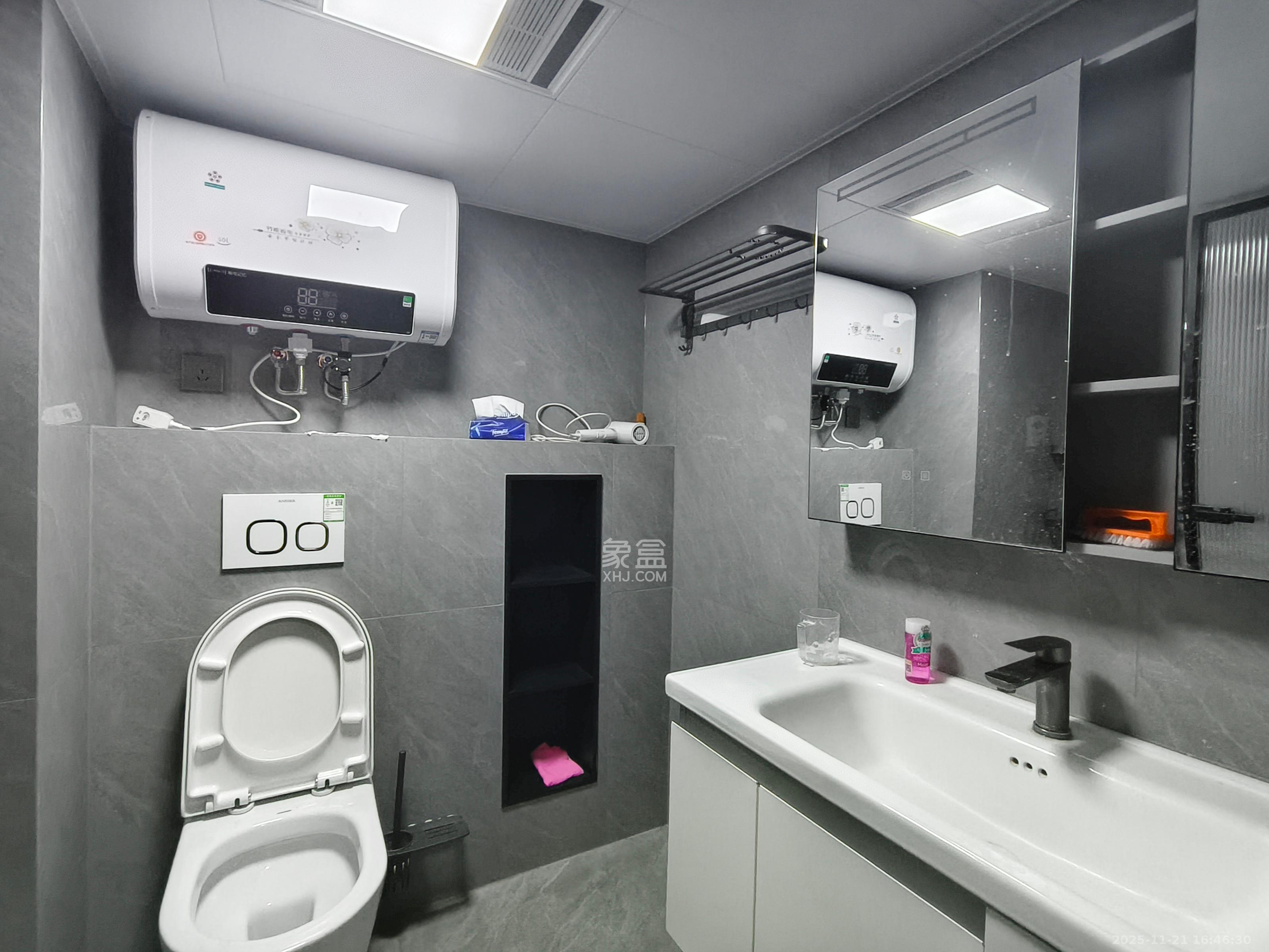 卓越中寰  2室1厅1卫    2400.0元/月室内图