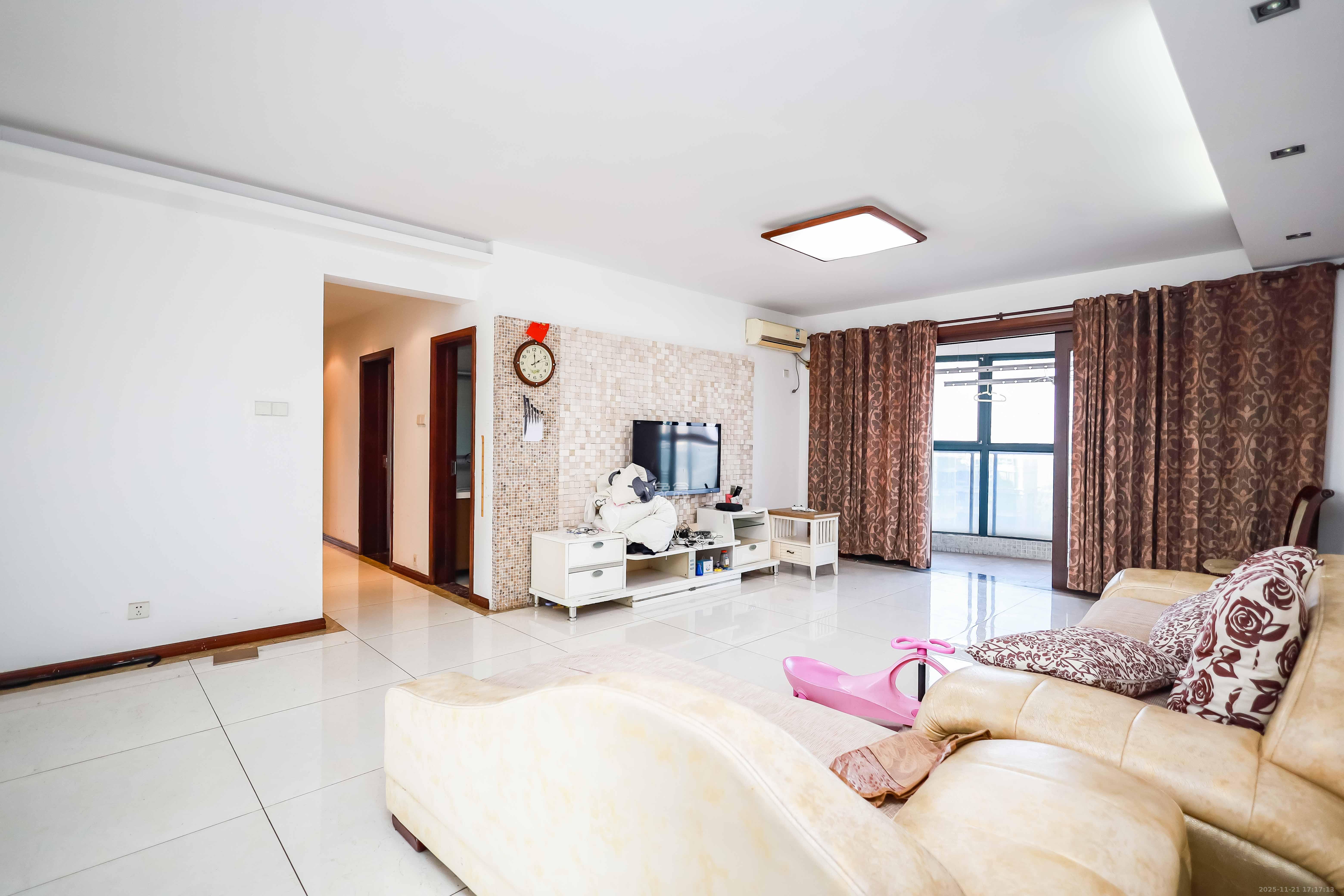 永祺西京  4室2厅2卫    180.0万客厅