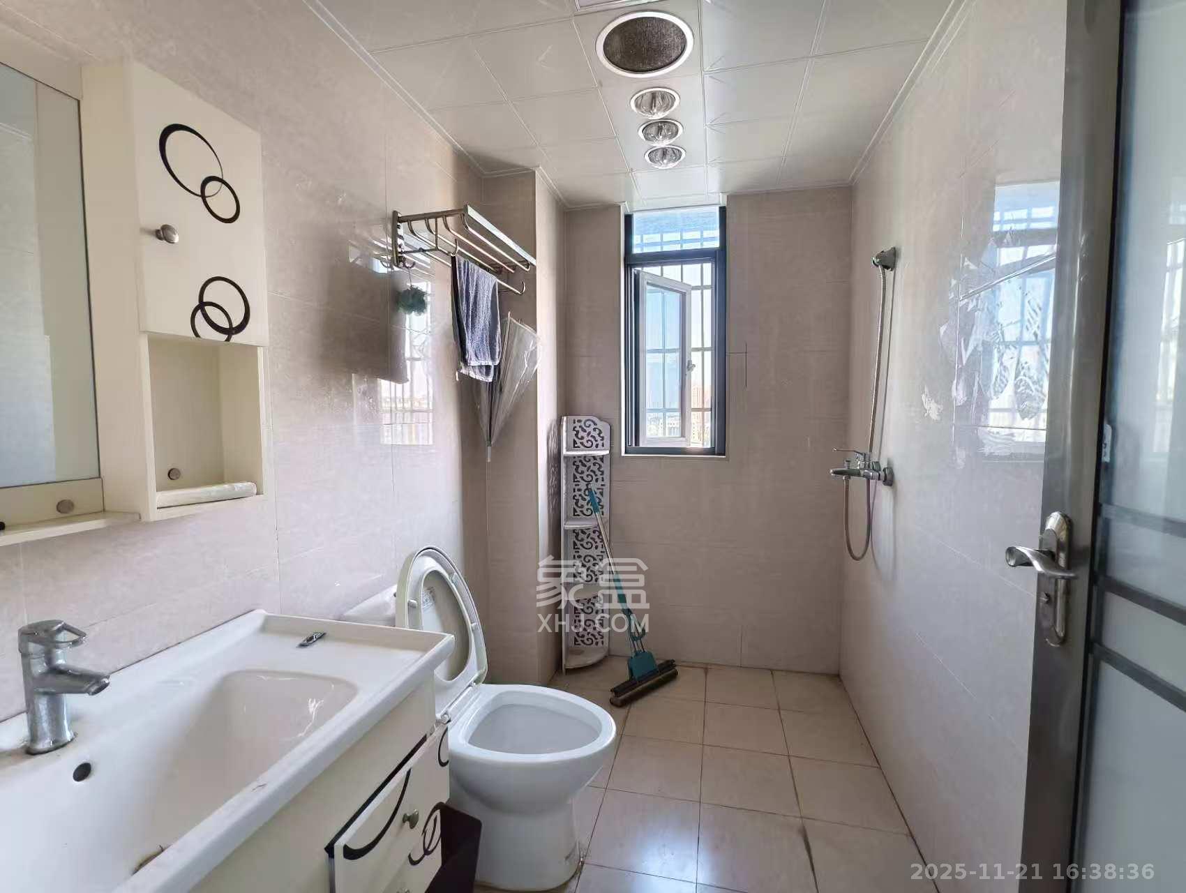 华城广场  3室2厅2卫    4000.0元/月室内图