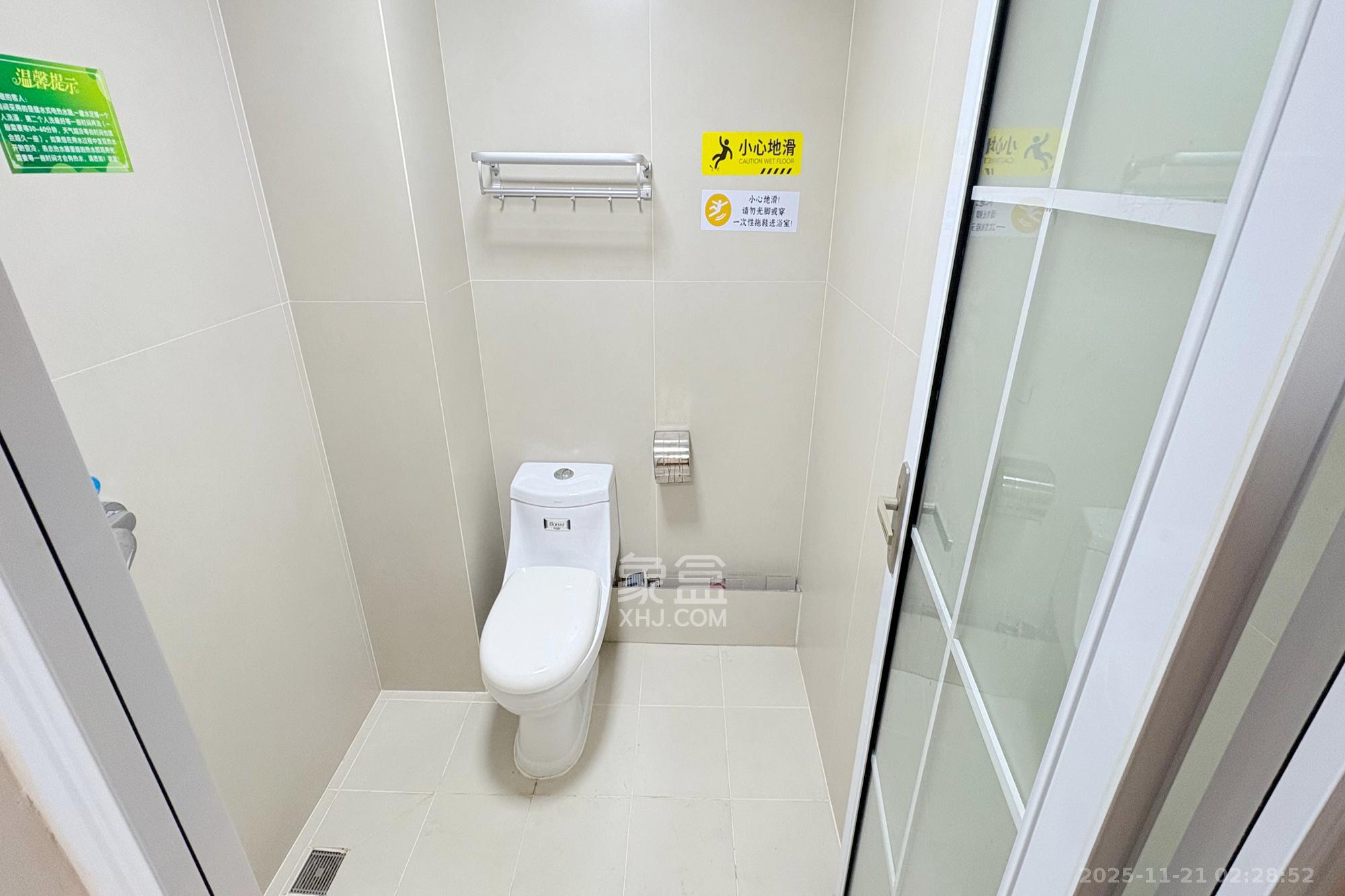 七彩丽都  1室1厅1卫    55.0万卫生间