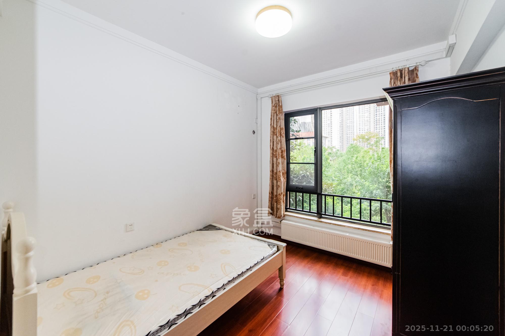 珠江郦城公园1号 3室2厅2卫 120.0万 珠江郦城公园1号 3室2厅2卫 120.0万卧室