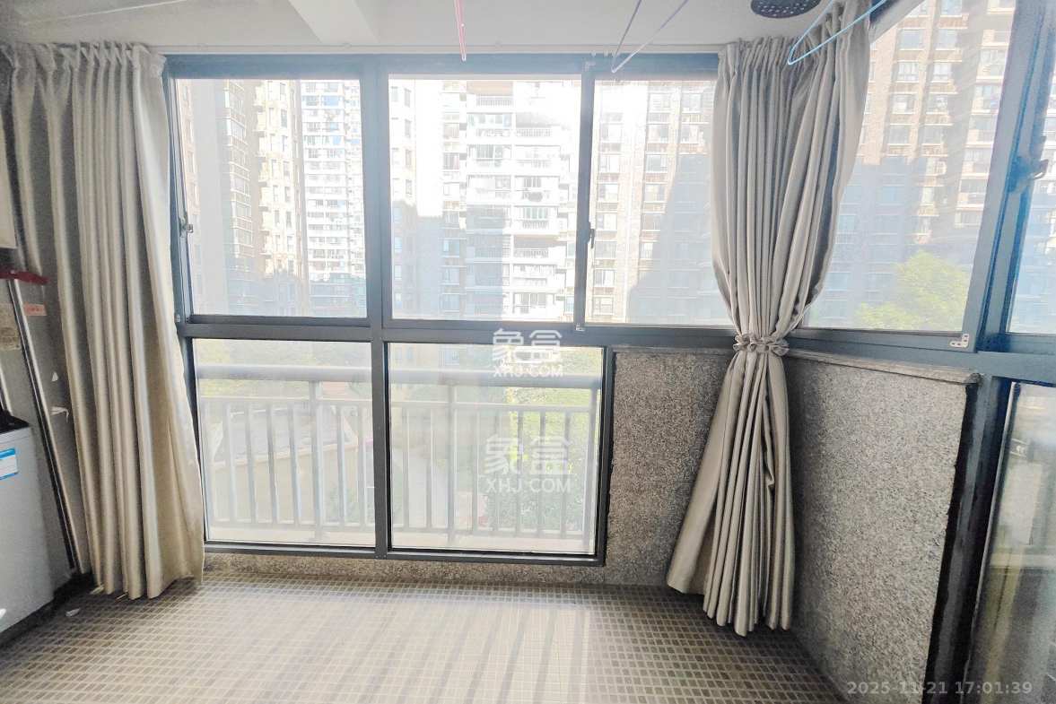 锦绣世纪 3室2厅2卫 129.8万 锦绣世纪 3室2厅2卫 129.8万阳台