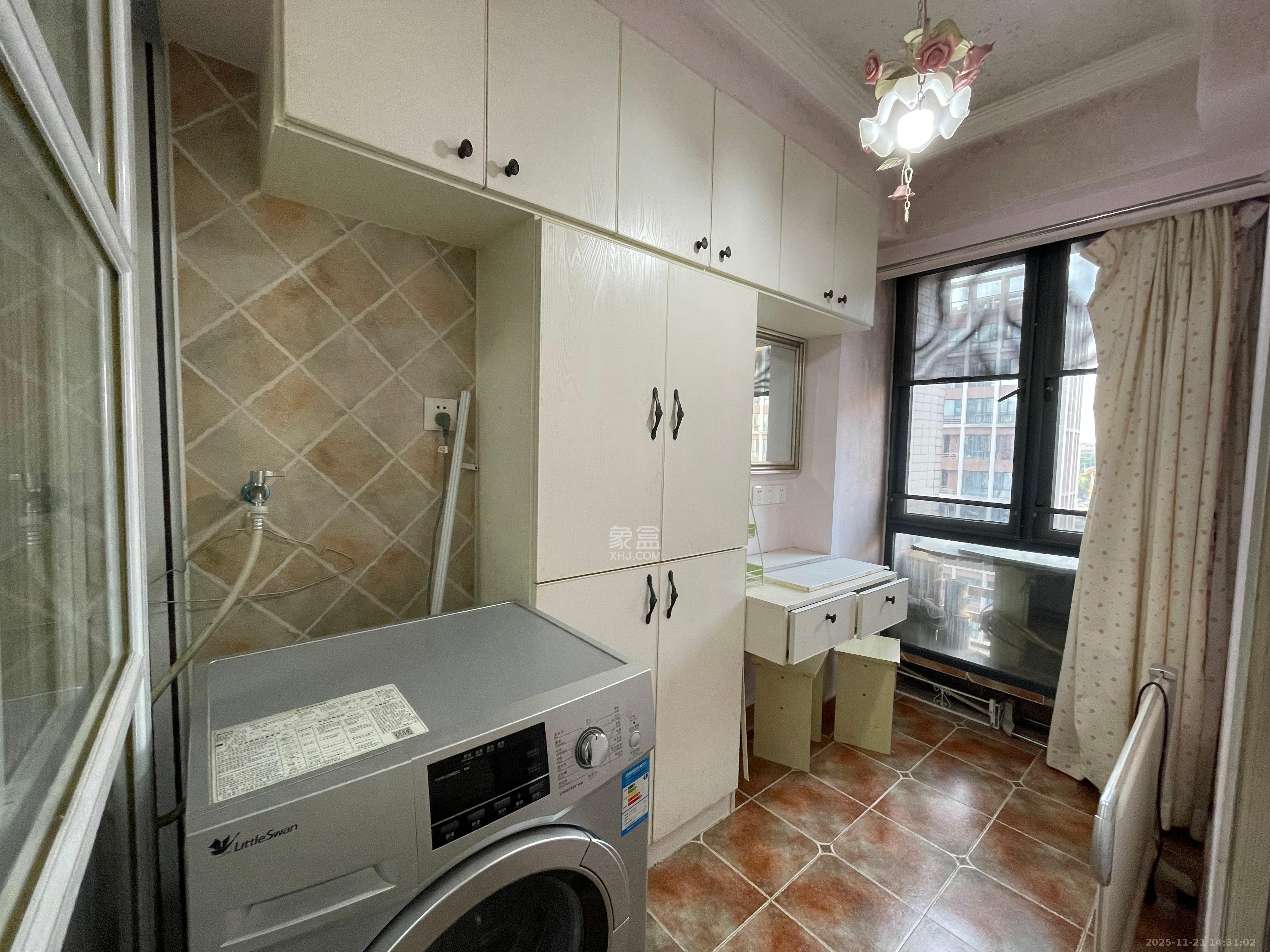 中建芙蓉工社 1室1厅1卫 1300.0元/月 中建芙蓉工社 1室1厅1卫 1300.0元/月室内图