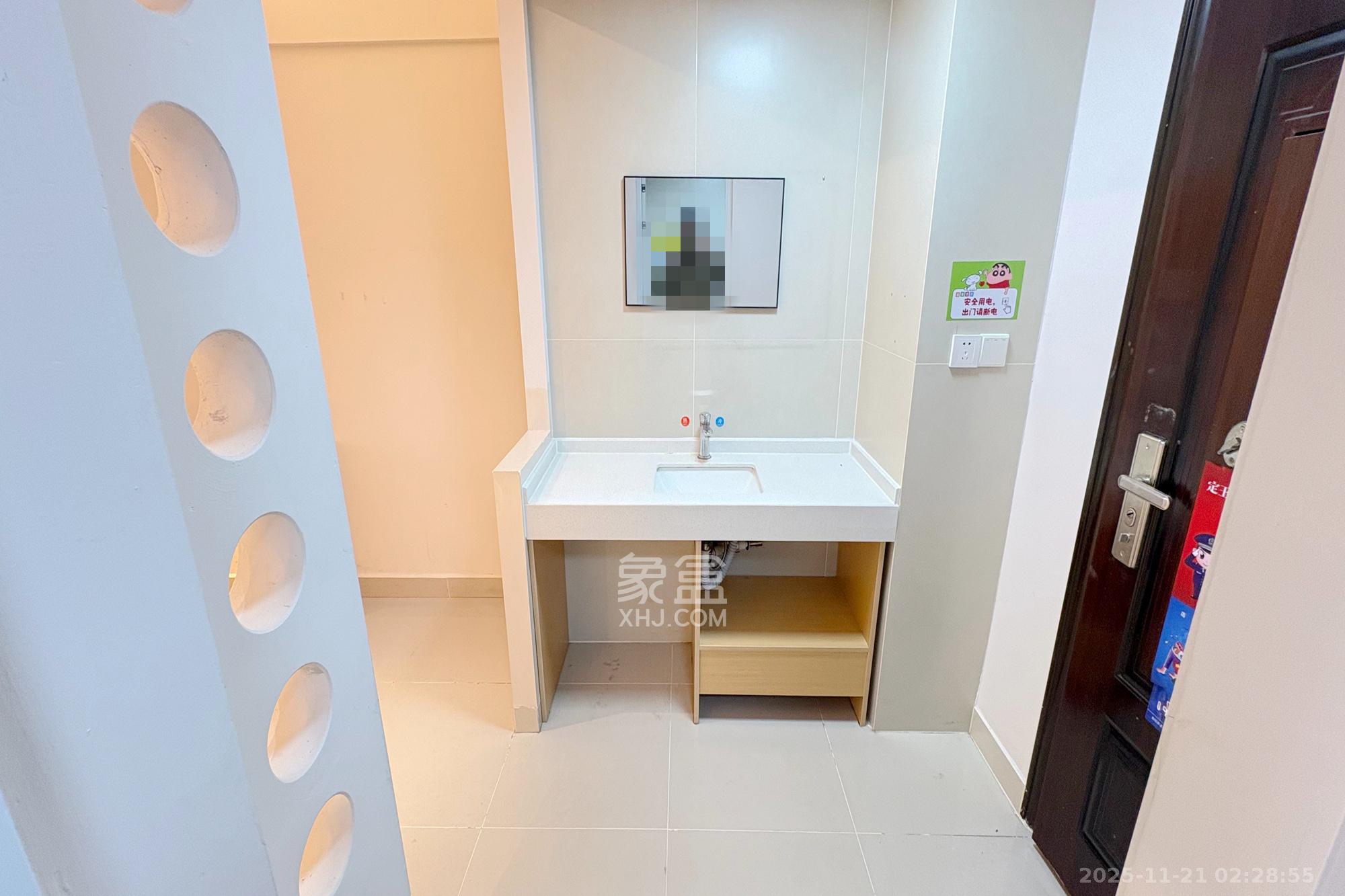 七彩丽都  1室1厅1卫    55.0万卫生间