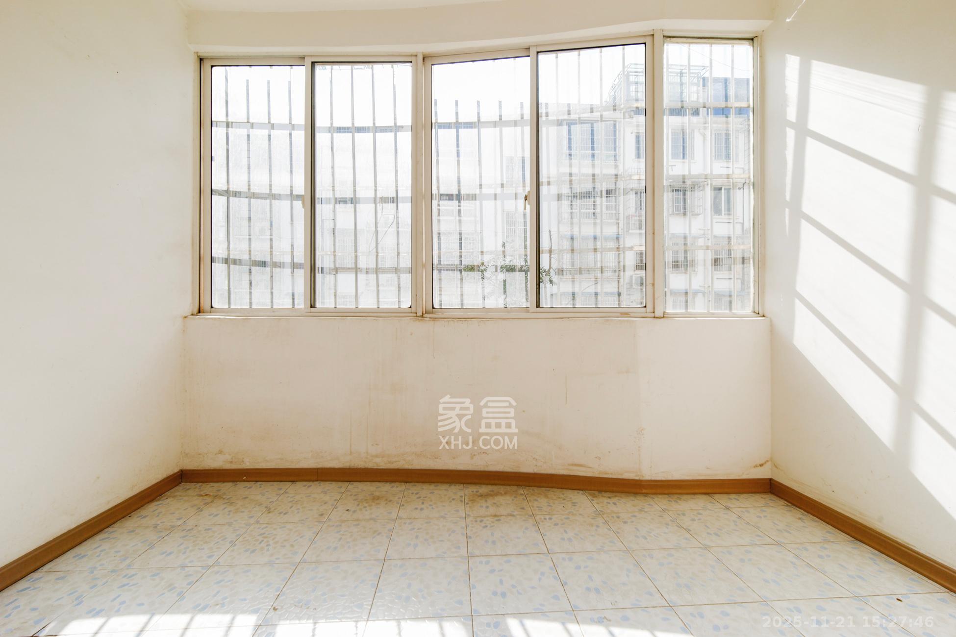 景湾小区（井湾小区）  3室2厅2卫    72.0万阳台