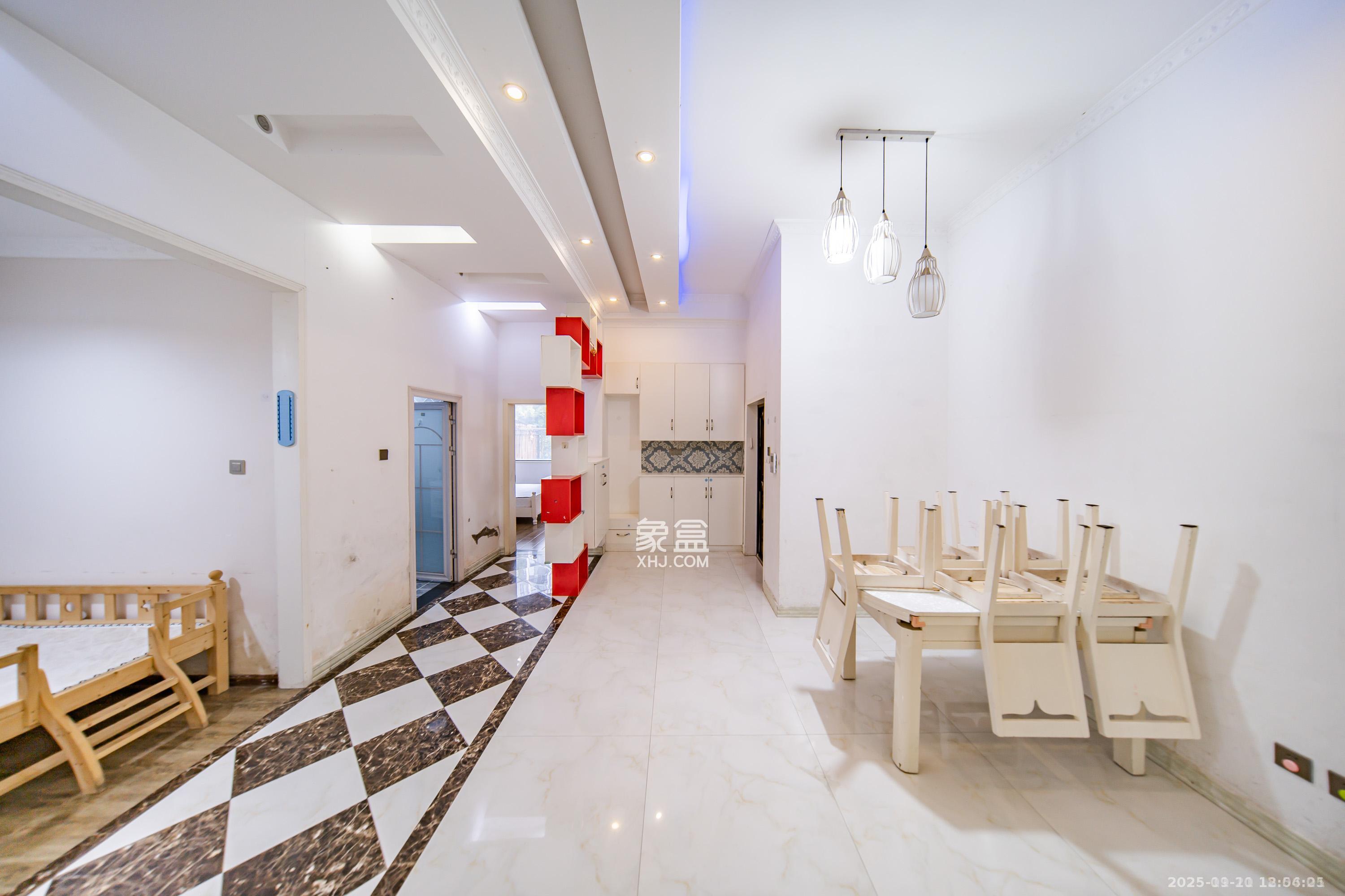 阳光100三期  3室2厅1卫    2800.0元/月室内图