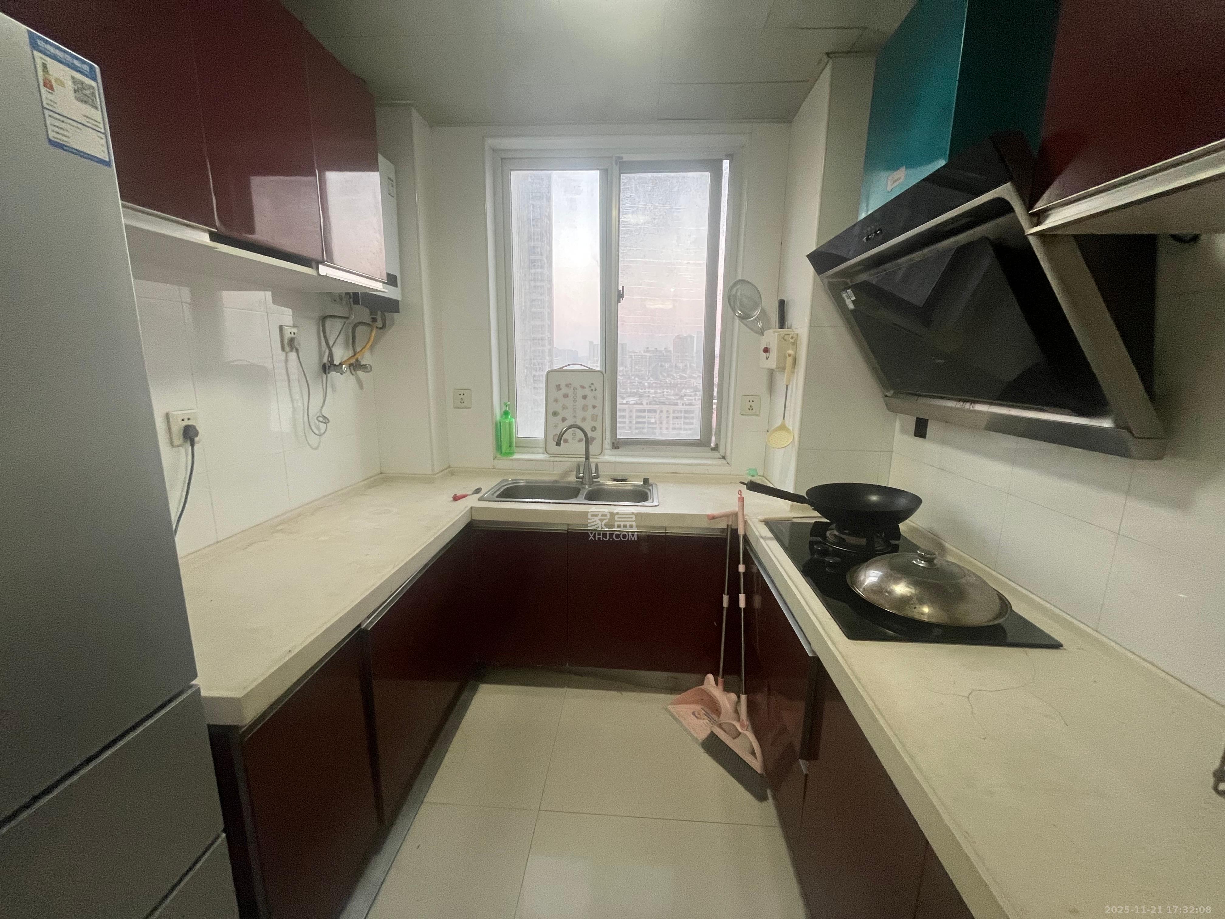 一品东庭 3室2厅2卫 2400.0元/月 一品东庭 3室2厅2卫 2400.0元/月室内图