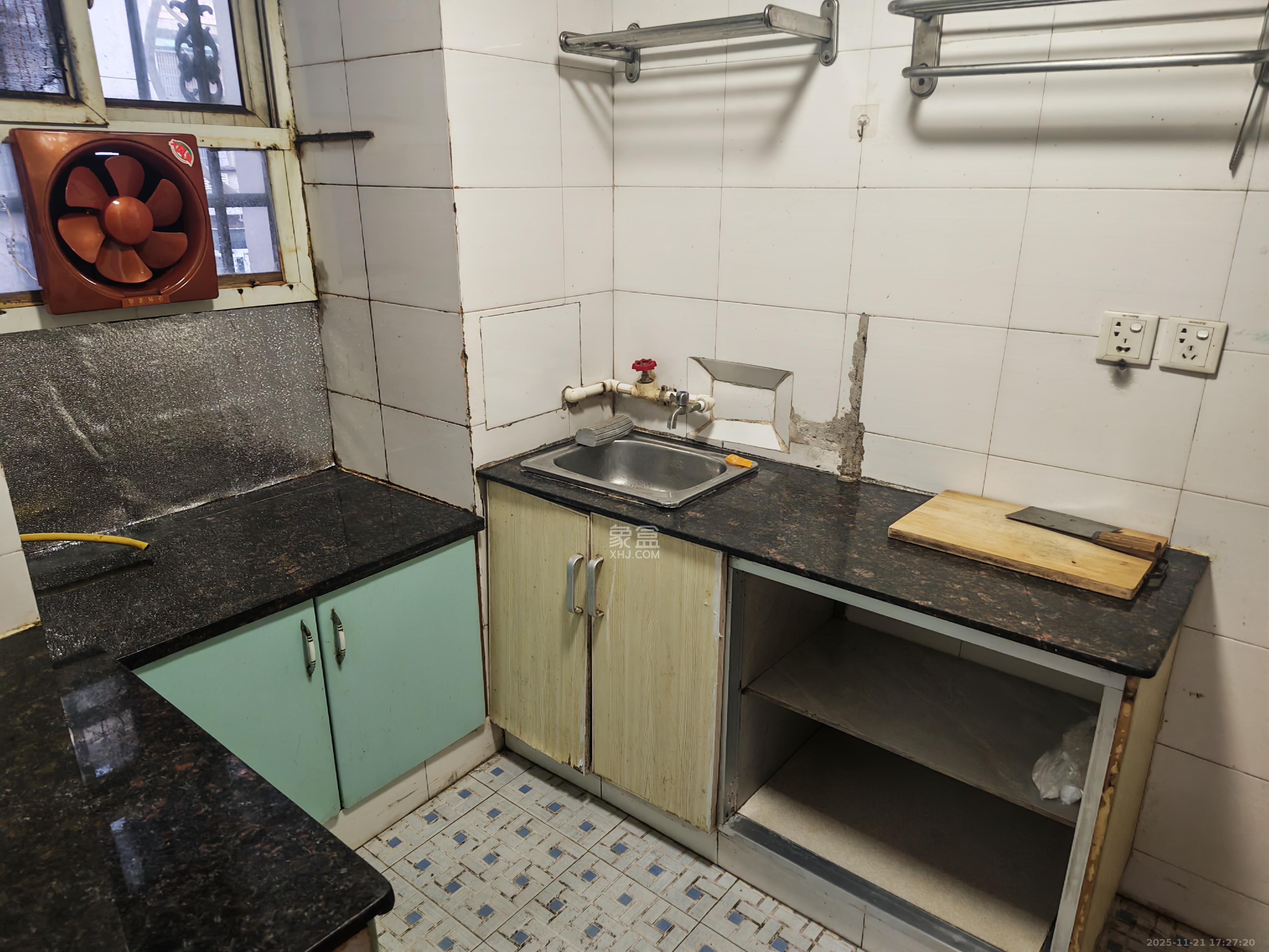 登隆街散盘  1室0厅0卫    2400.0元/月室内图