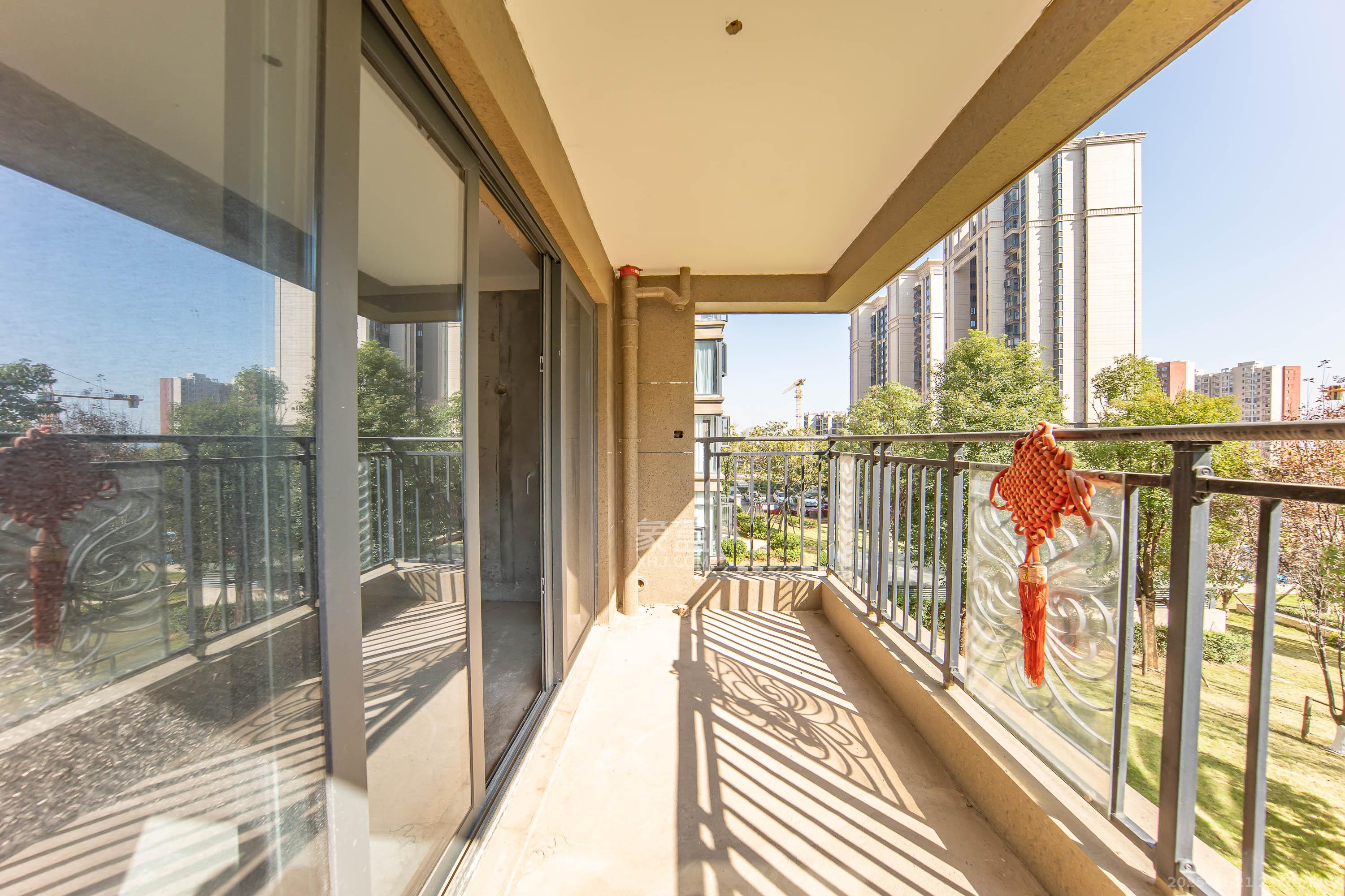 梦想滨江左岸 4室2厅2卫 100.0万 梦想滨江左岸 4室2厅2卫 100.0万阳台