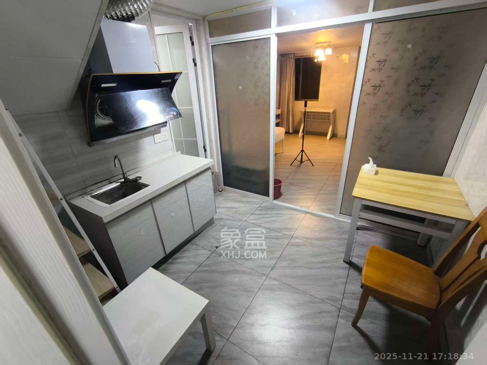 湘银嘉园 1室2厅1卫 1350.0元/月 湘银嘉园 1室2厅1卫 1350.0元/月室内图