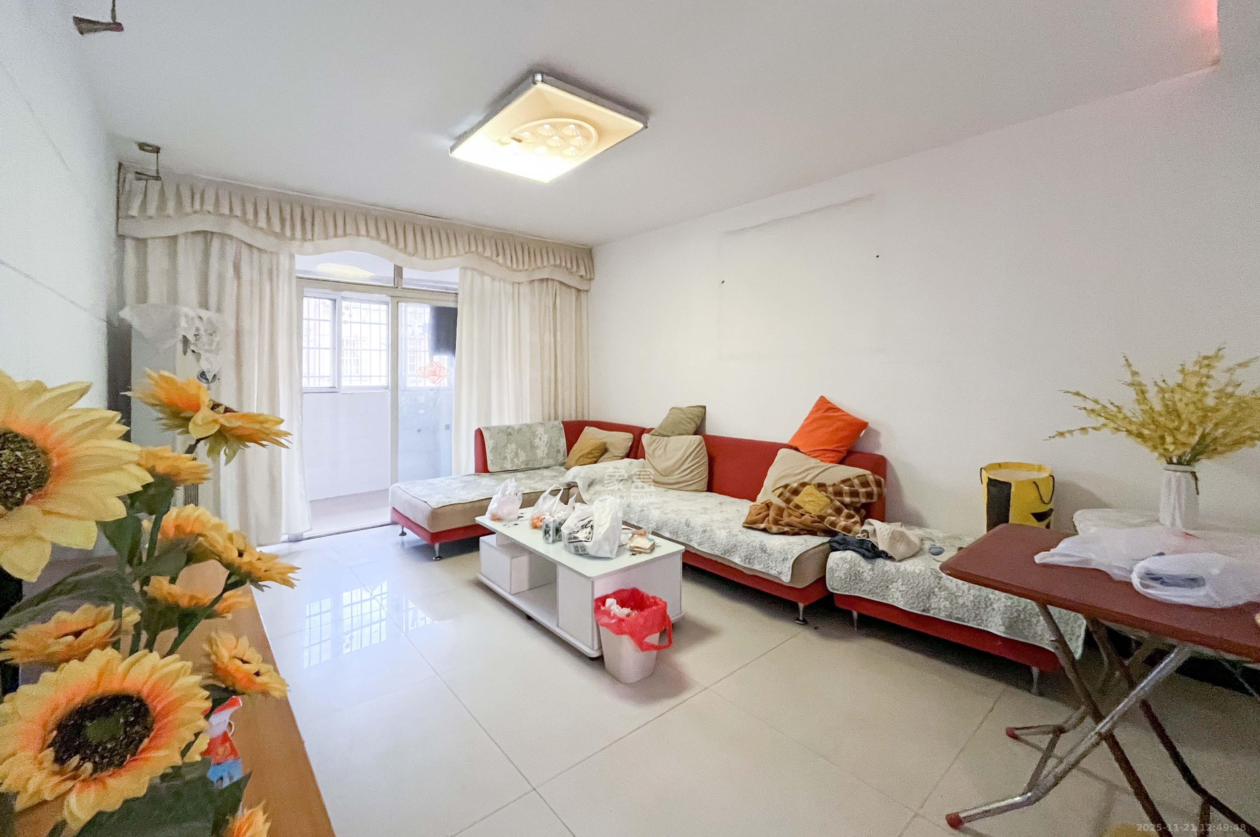 老灯泡厂宿舍(啤酒厂宿舍) 3室2厅1卫 68.0万 老灯泡厂宿舍(啤酒厂宿舍) 3室2厅1卫 68.0万客厅