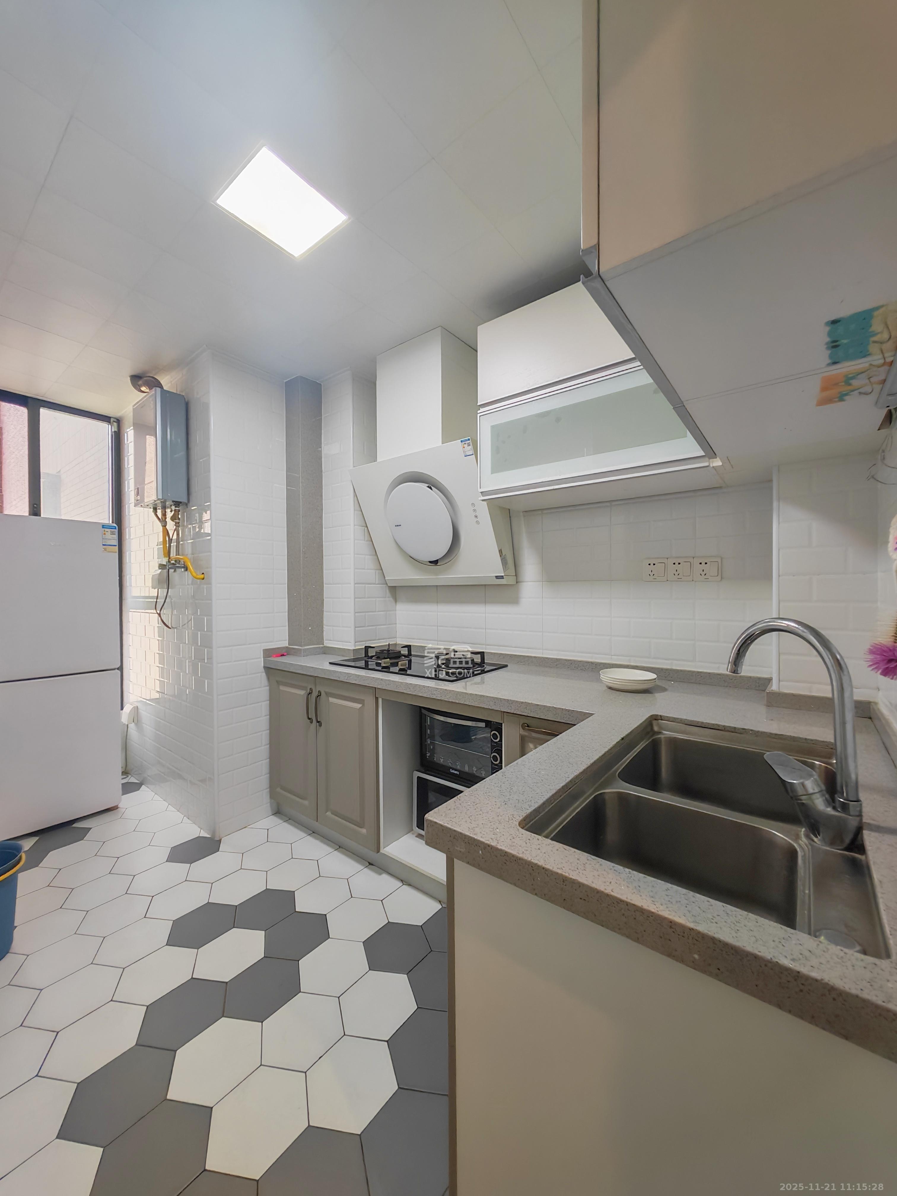 湘府9号  1室2厅1卫    2600.0元/月室内图