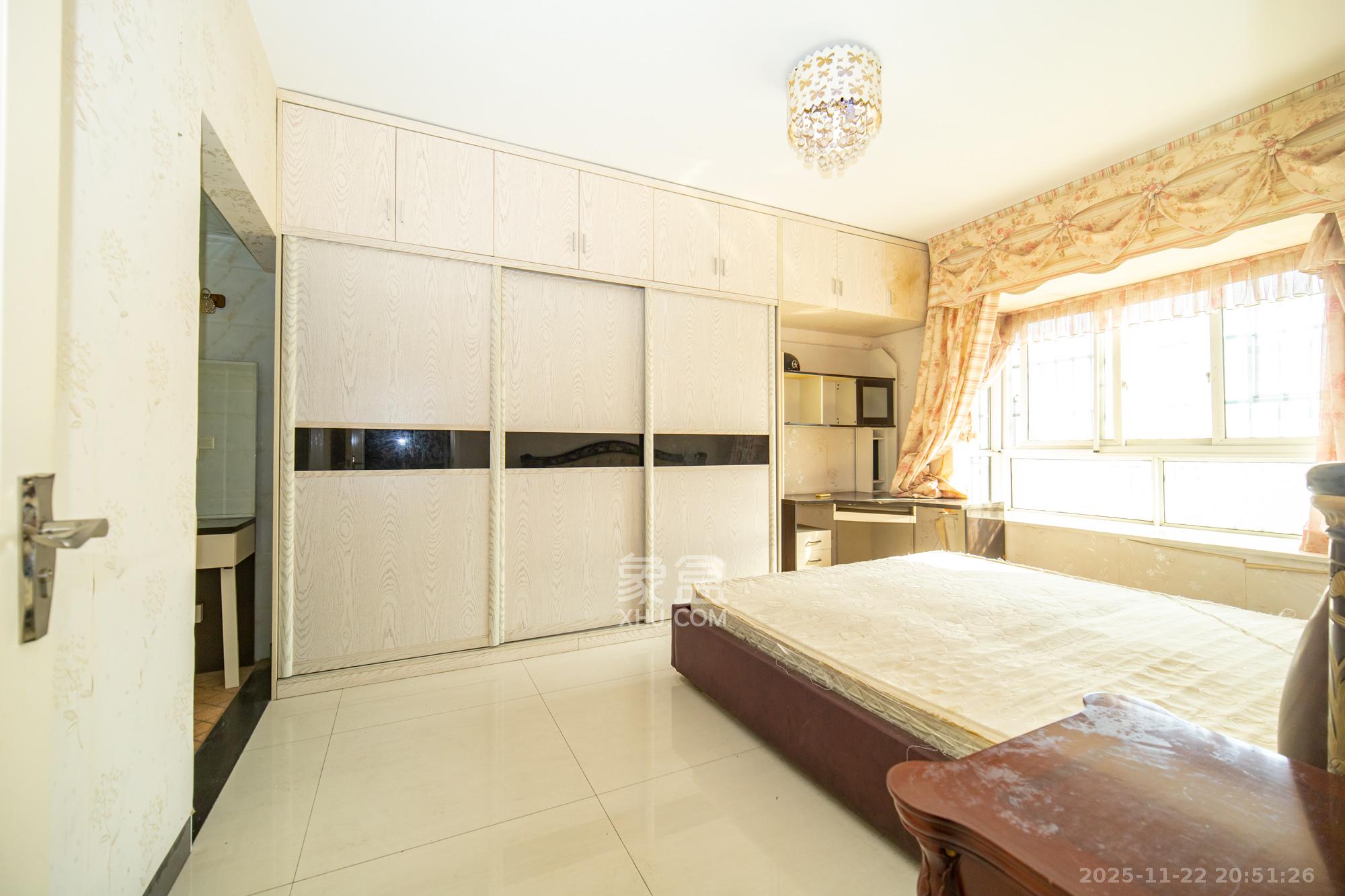 时代星城  3室2厅2卫    82.0万卧室