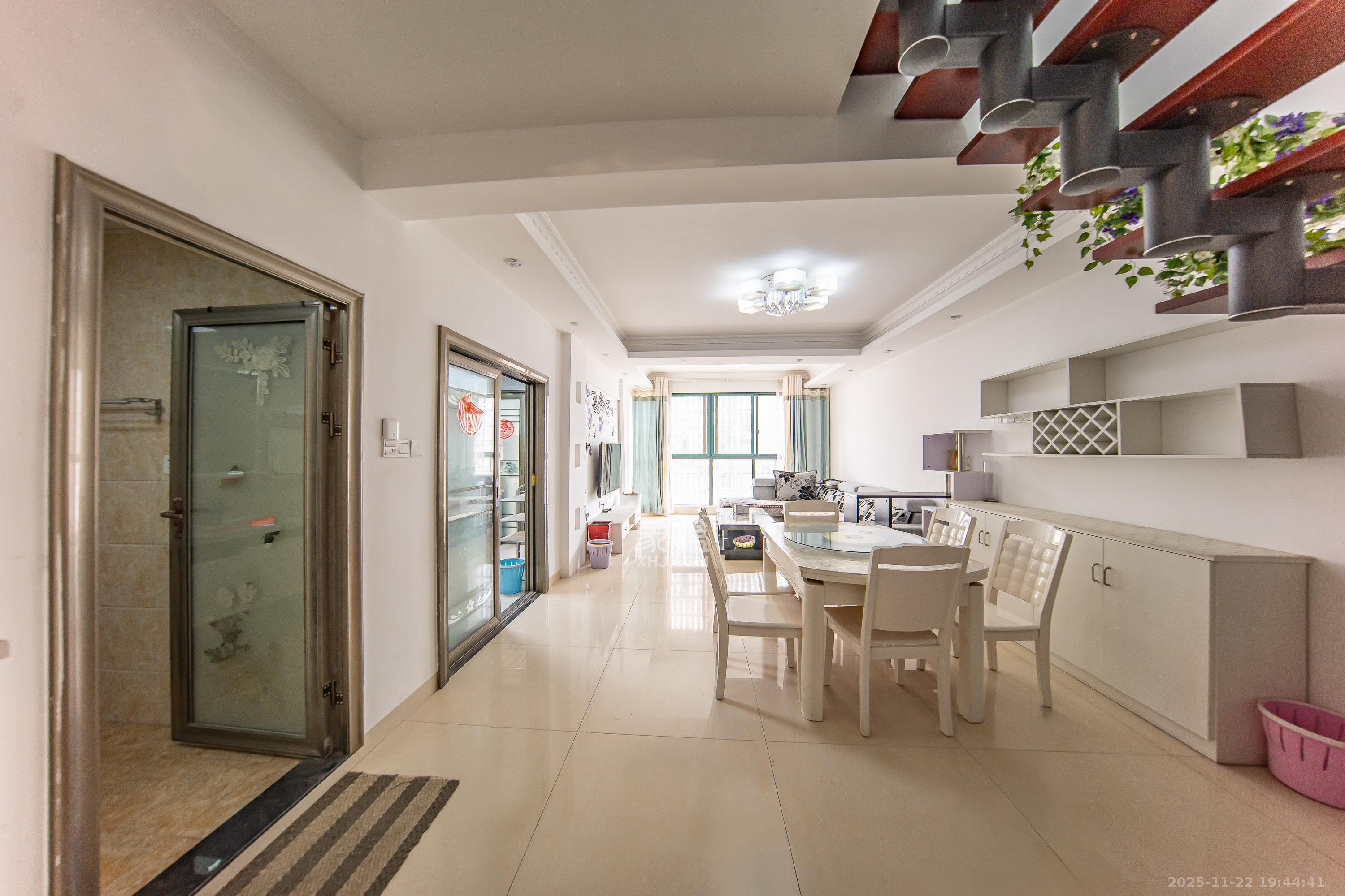 枫华府第  3室2厅2卫    58.0万客厅