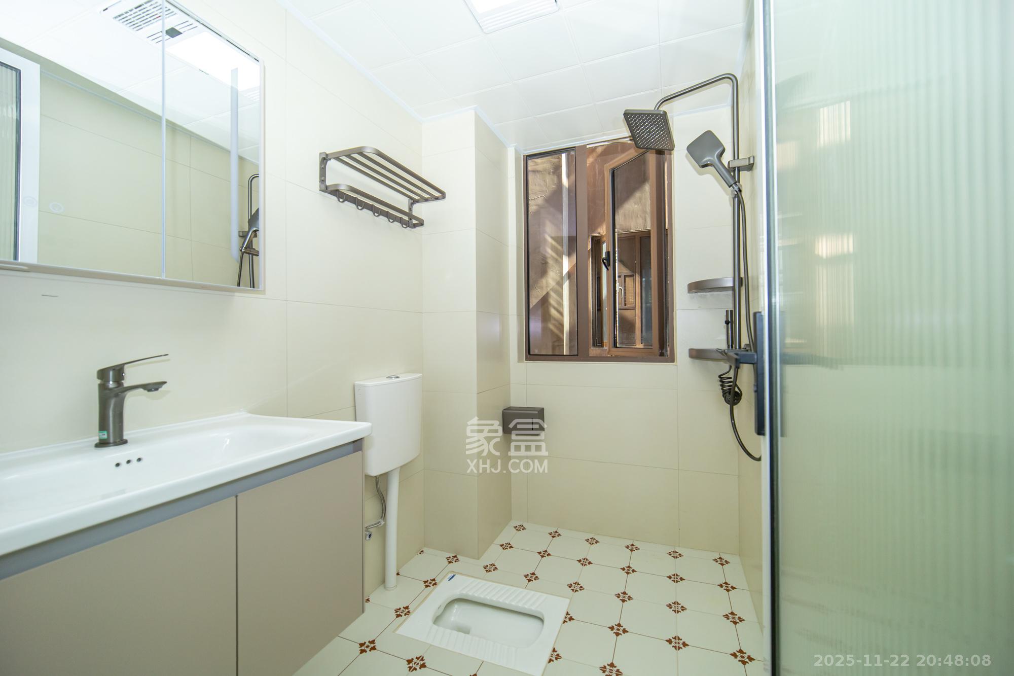 新长海广场 4室2厅2卫 83.8万 新长海广场 4室2厅2卫 83.8万卫生间