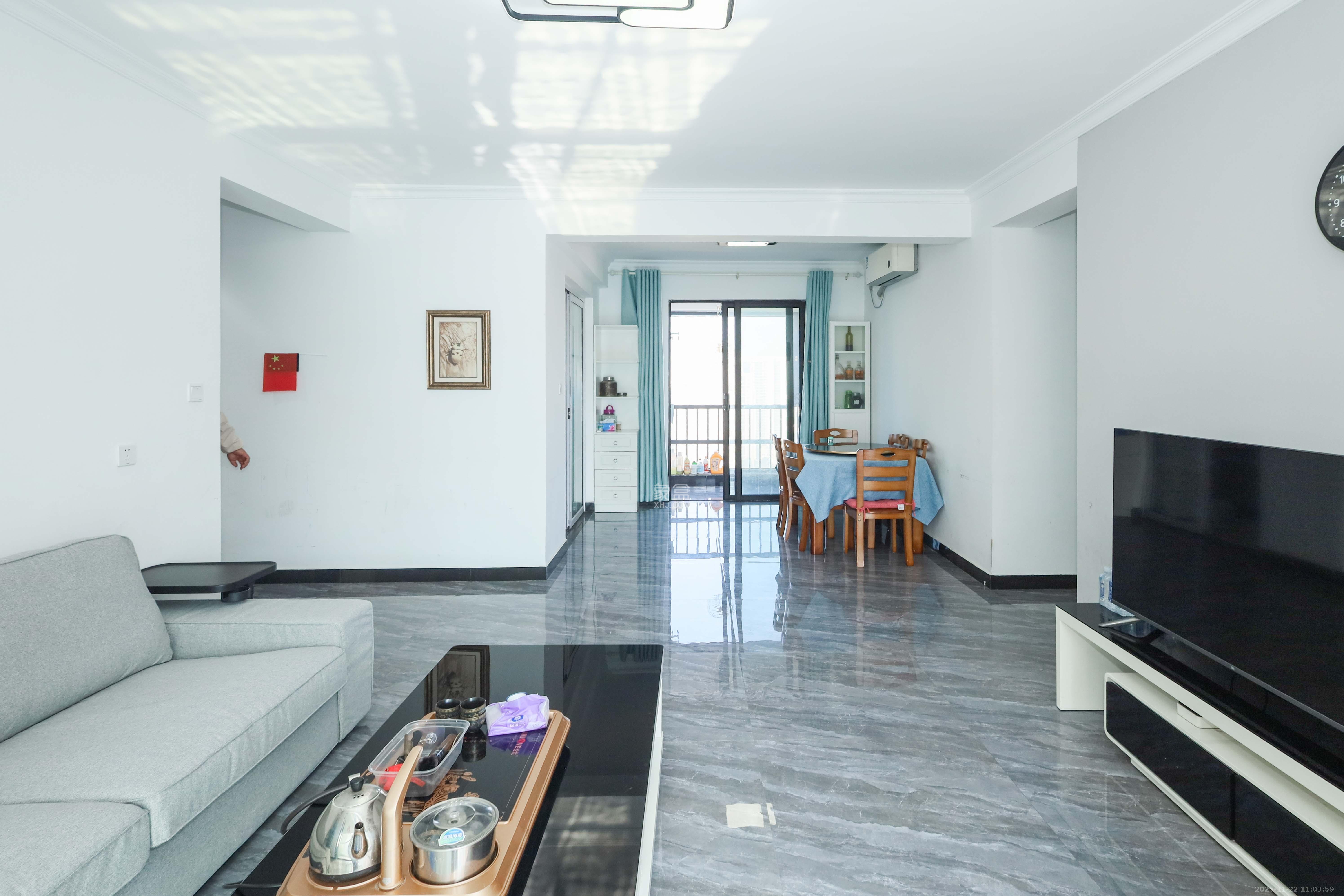 中国铁建梅溪青秀三期  4室2厅2卫    212.0万客厅