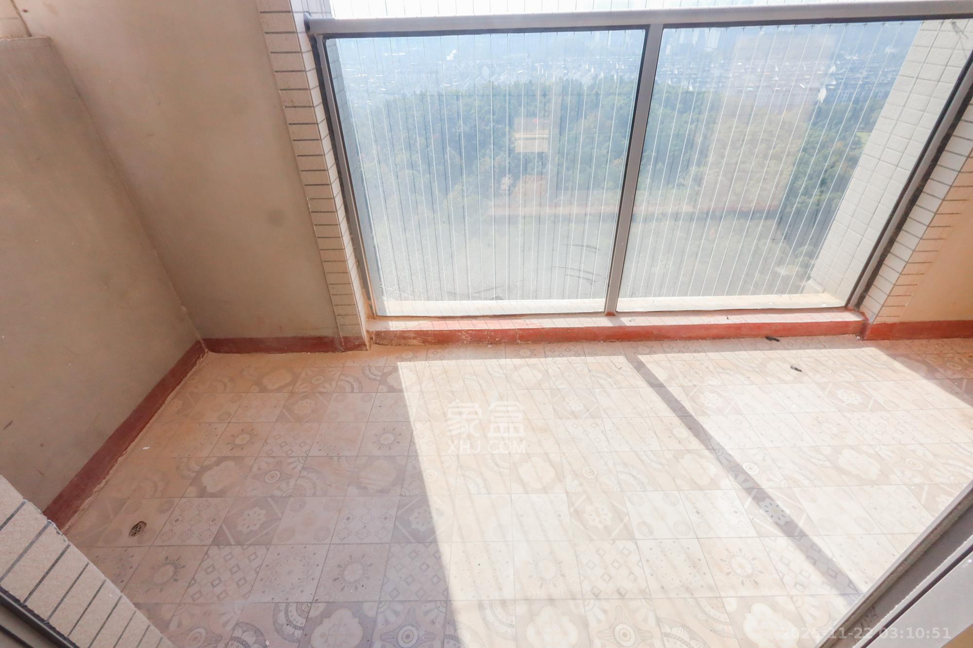 八方小区B区  3室2厅2卫    350.0万阳台