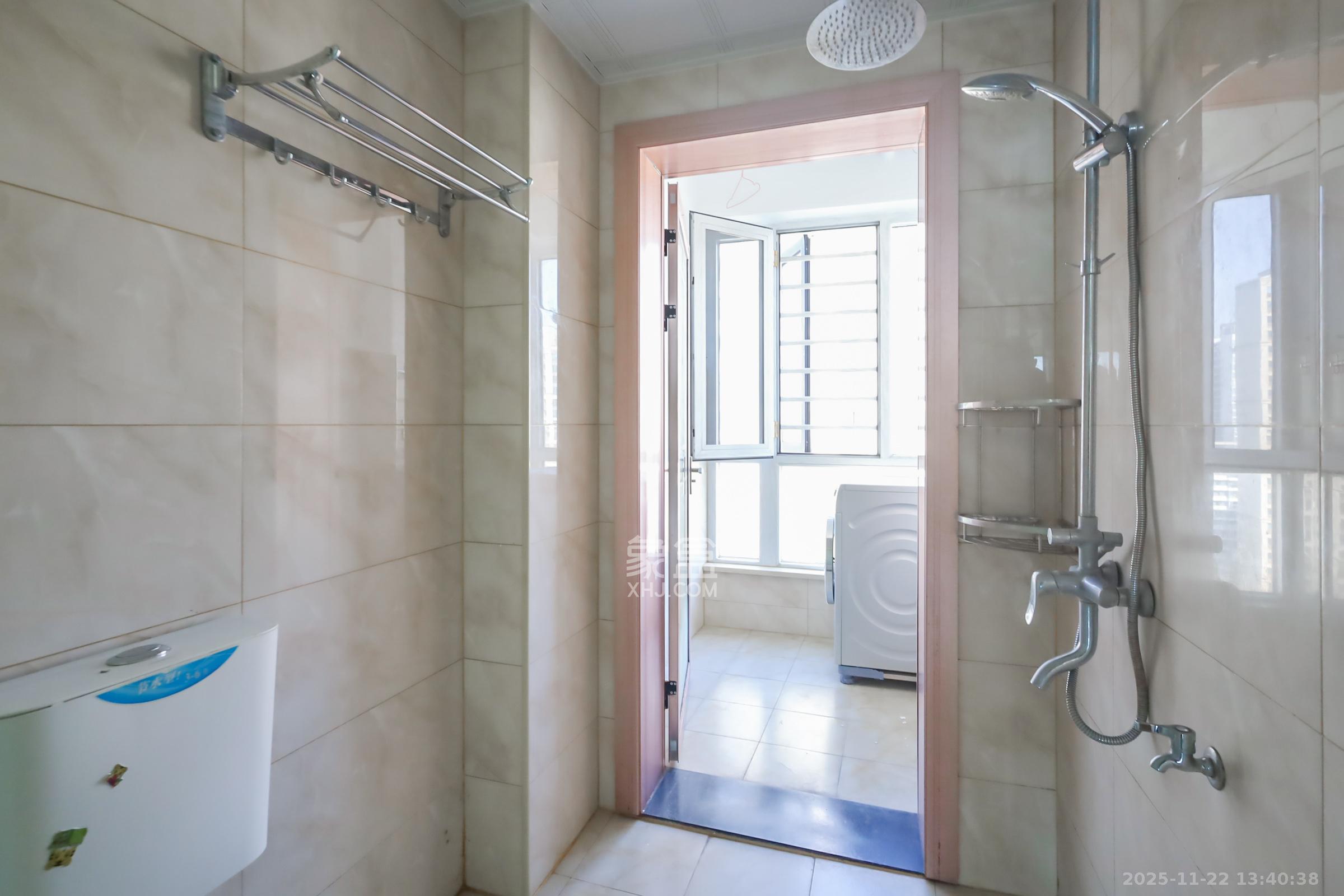 保利西海岸A区  4室2厅2卫    255.0万卫生间