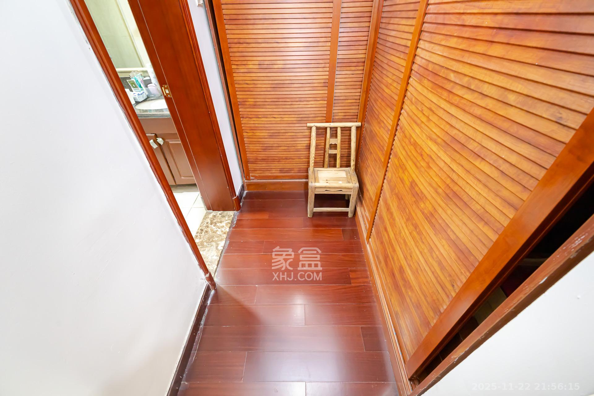 恒大名都  4室2厅2卫    72.0万卧室