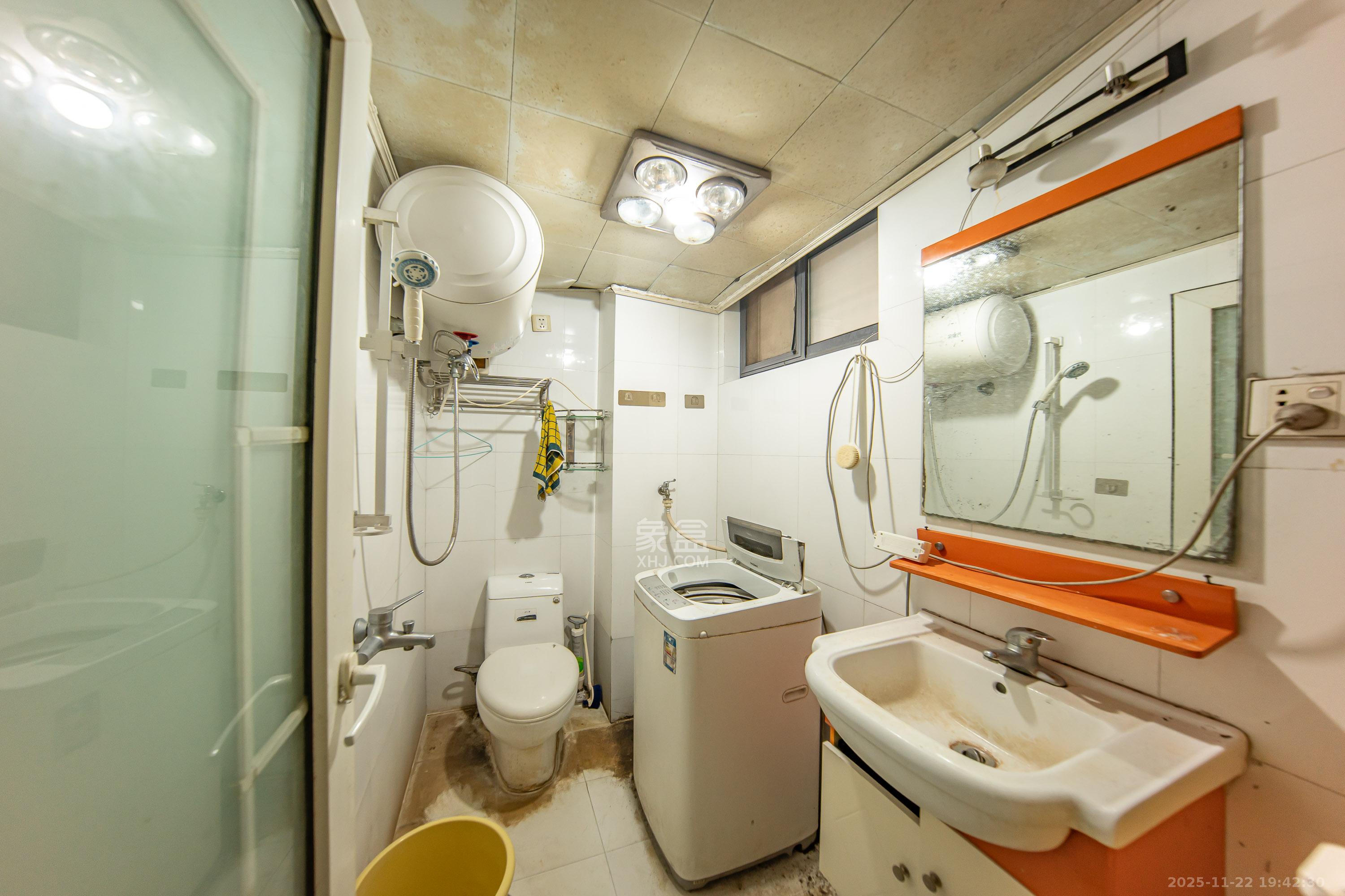 阳光100二期  1室1厅1卫    21.8万卫生间