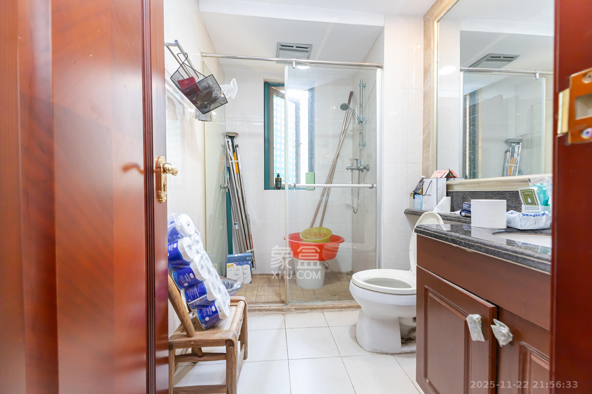 恒大名都  4室2厅2卫    72.0万卫生间