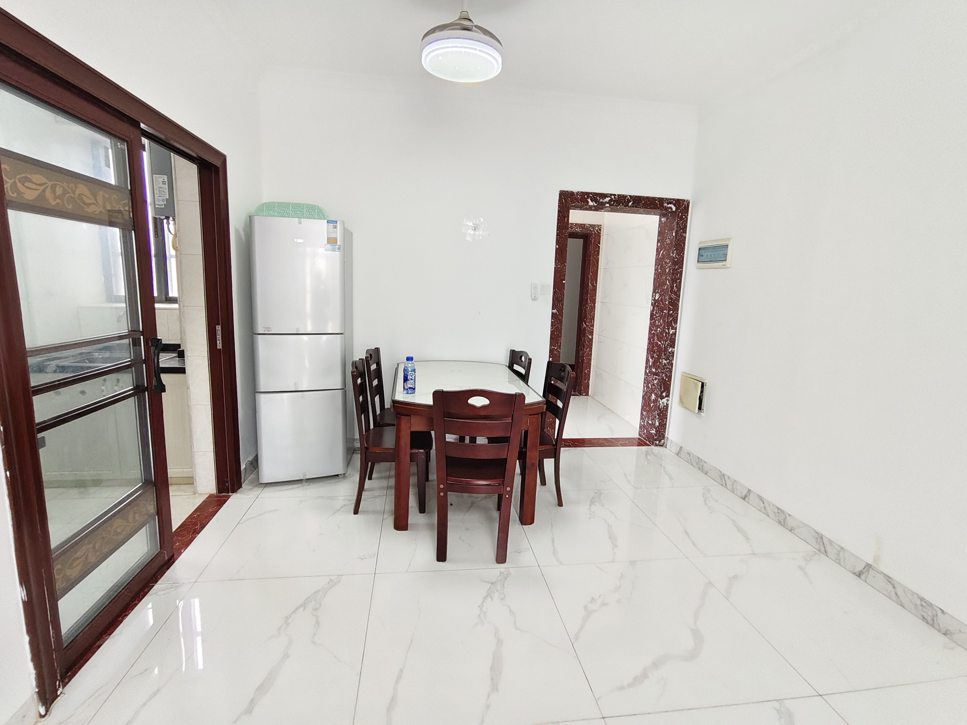 海秀天成 2室2厅1卫 2650.0元/月 海秀天成 2室2厅1卫 2650.0元/月室内图