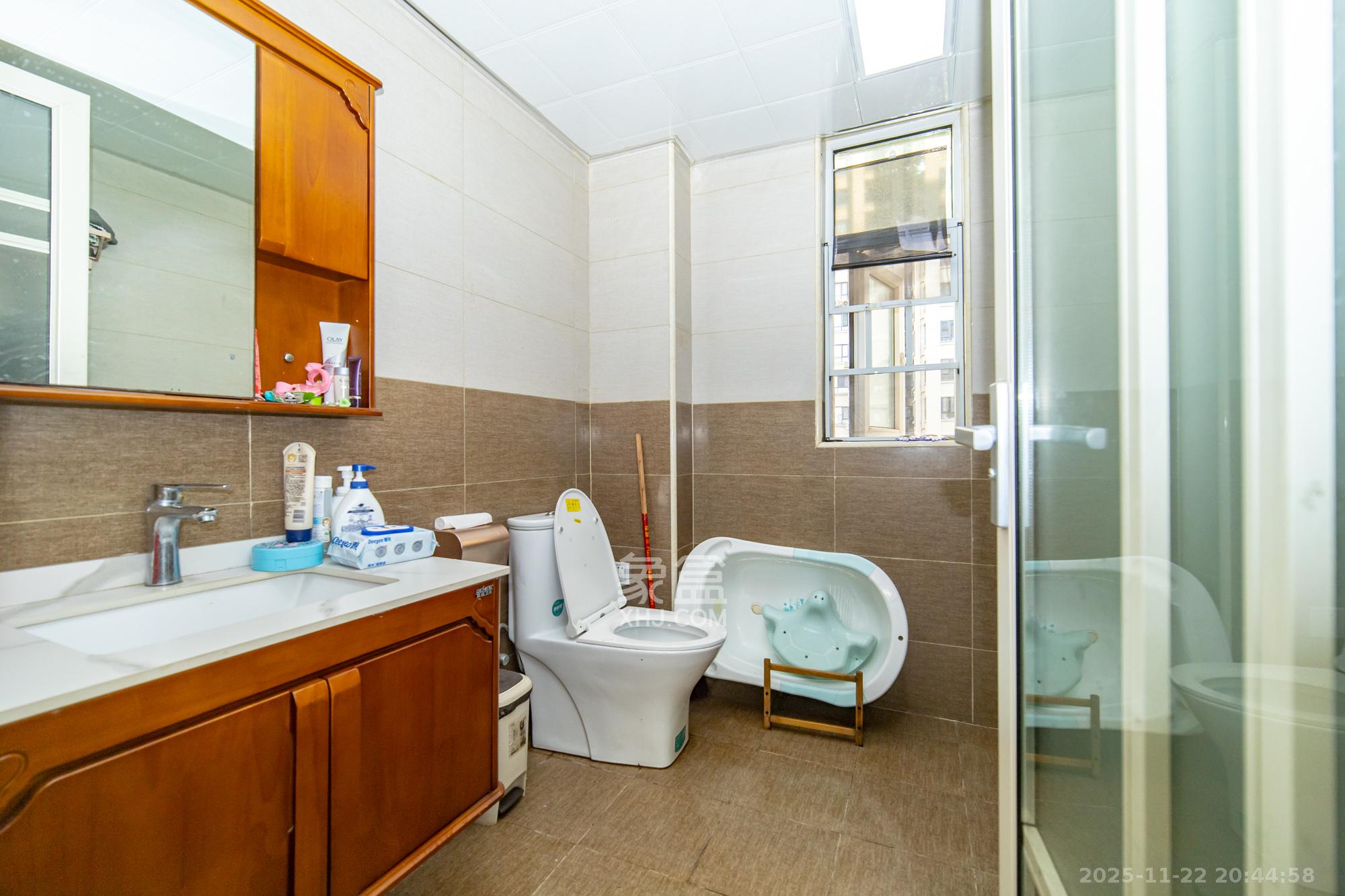 金科时代中心 4室2厅2卫 109.8万 金科时代中心 4室2厅2卫 109.8万卫生间